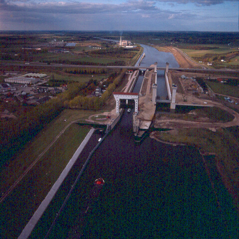 S.9100(7299); Dia (luchtfoto) uitbreiding Prins-Bernhardsluis bij Tiel; diapositief
