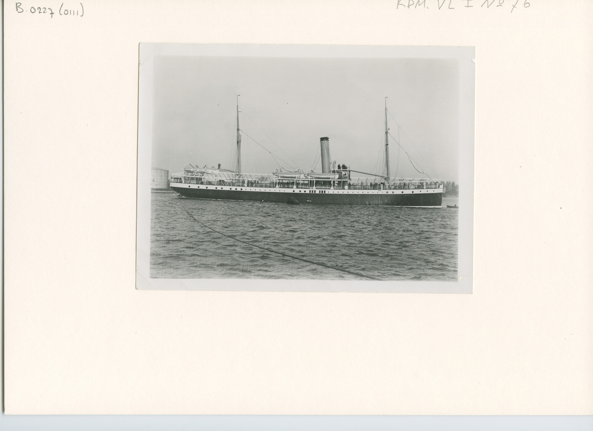 B.0227(0111); Foto van ss. De Eerens afgemeerd aan een boei in een haven; foto