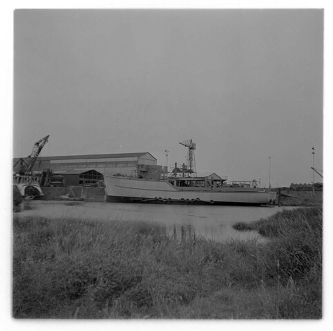 S.5219(12)0623a; Negatieven van de onder MDAP-voorwaarden gebouwde houten kustmijnenveger Hr.Ms. 'Rhenen' (M 844) bij de ASM te Arnhem; negatief