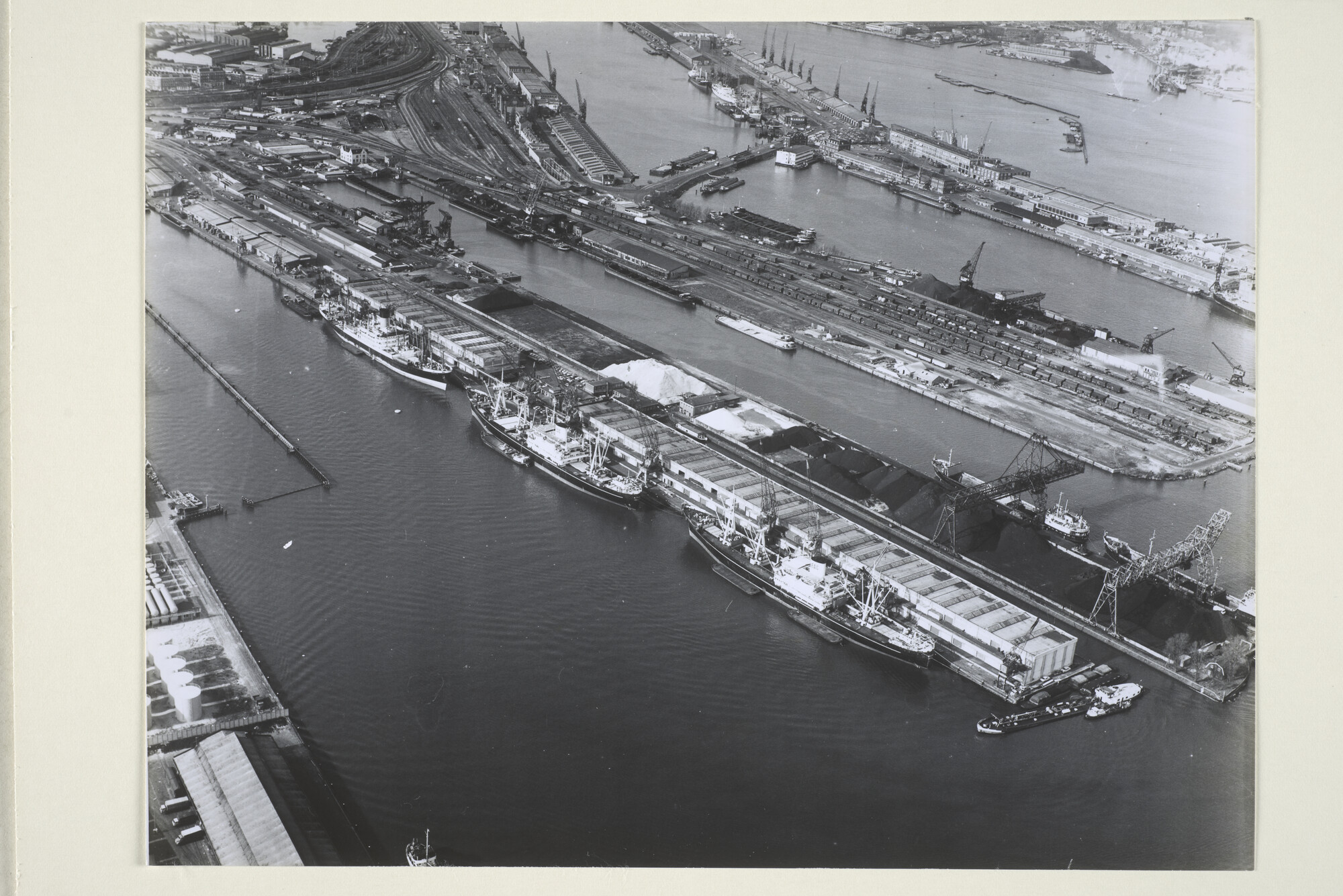 1998.2234; Luchtfoto van de Borneokade en de Entrepothaven in Amsterdam-Oost [...]; foto