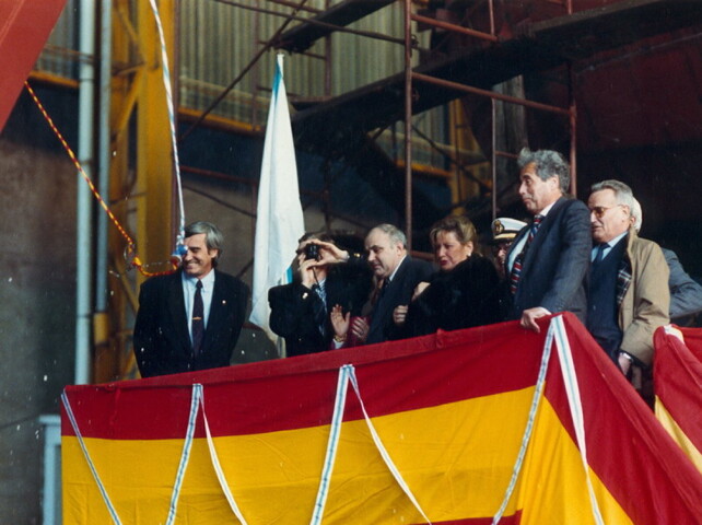 2001.1717; Kleurenfotos van het dooppodium tijdens de doop en de tewaterlating van [...]; fotoreportage