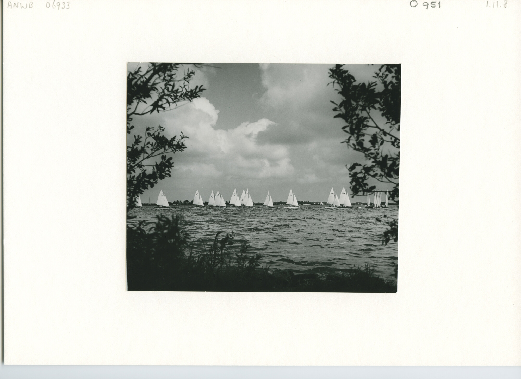 S.6507(01)0467; Kaagweek 1961: de Vrijheidsklasse rondt de Zweilandboei.; foto