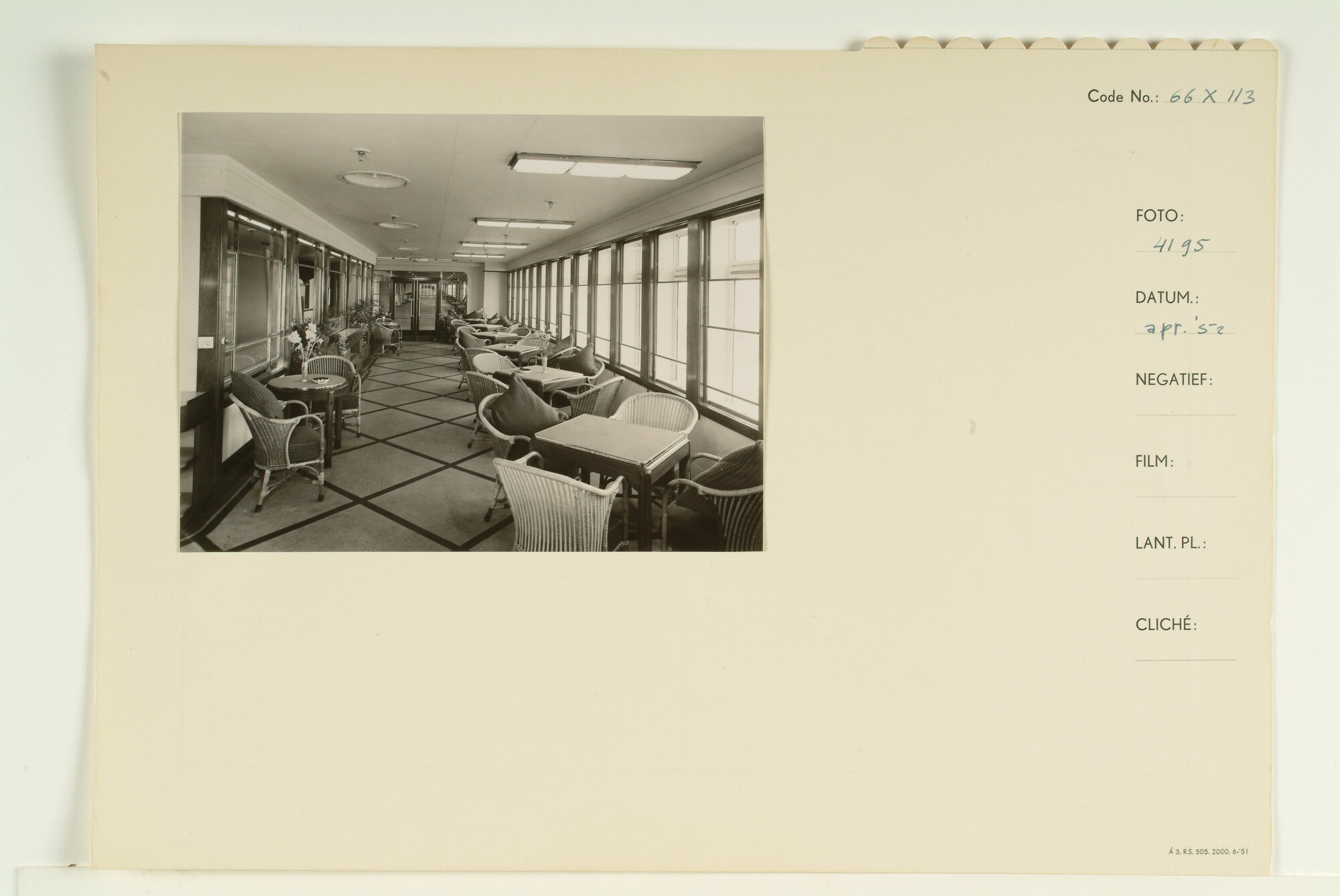 1995.1190; Interieurfoto van een salon aan boord van het Britse ss. 'Queen Mary' van de Cunard - White Star Line [...]; foto