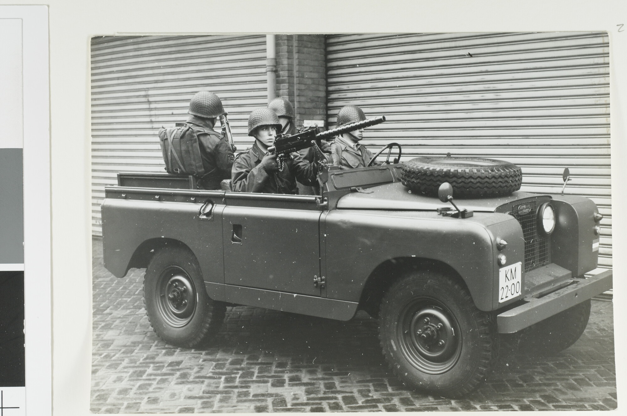 1992.1496; Mariniers zittend in een Land-Rover; fotoreportage