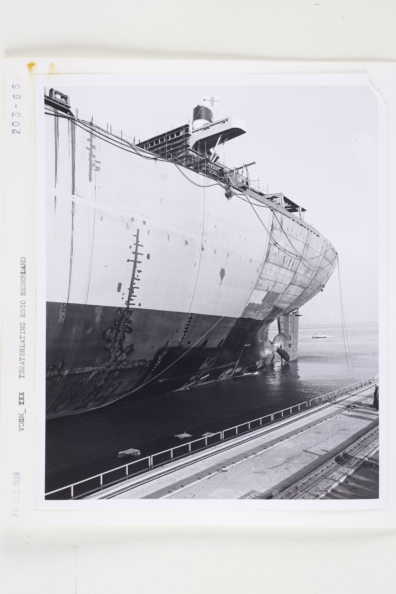 S.5444(5082)04; Foto van de tewaterlating van de mammoettanker Esso Nederland bij de VDSM; foto