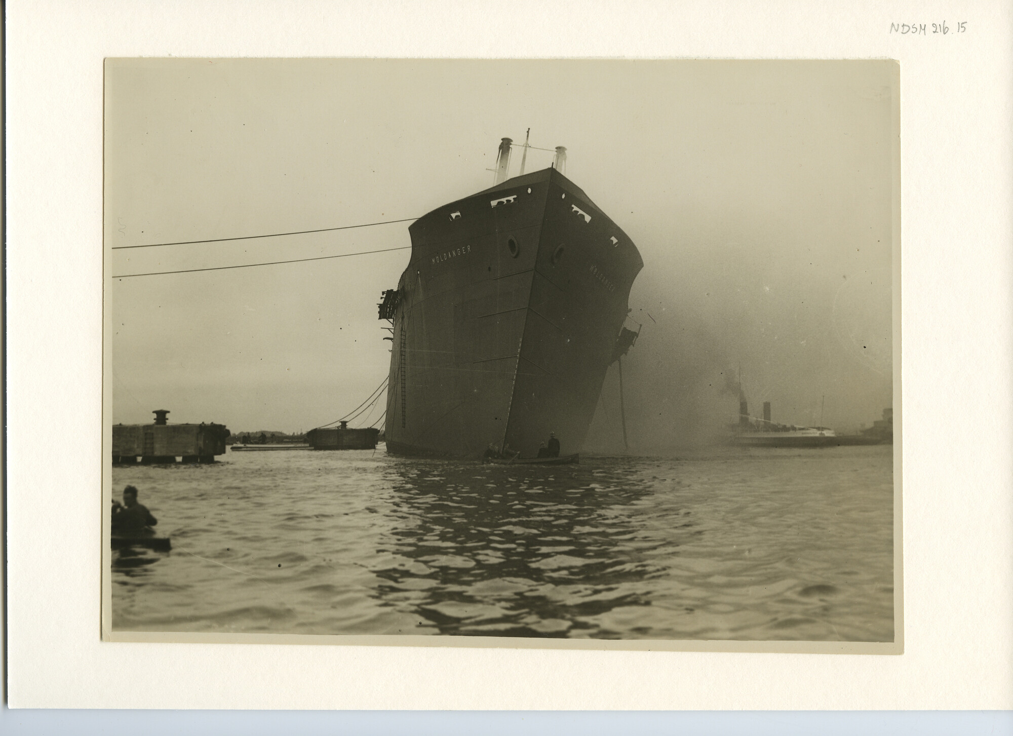 S.5444(0950)4; Foto van een brand a/b/ het Noorse vrachtschip ms. Moldanger tijdens de afbouw; foto