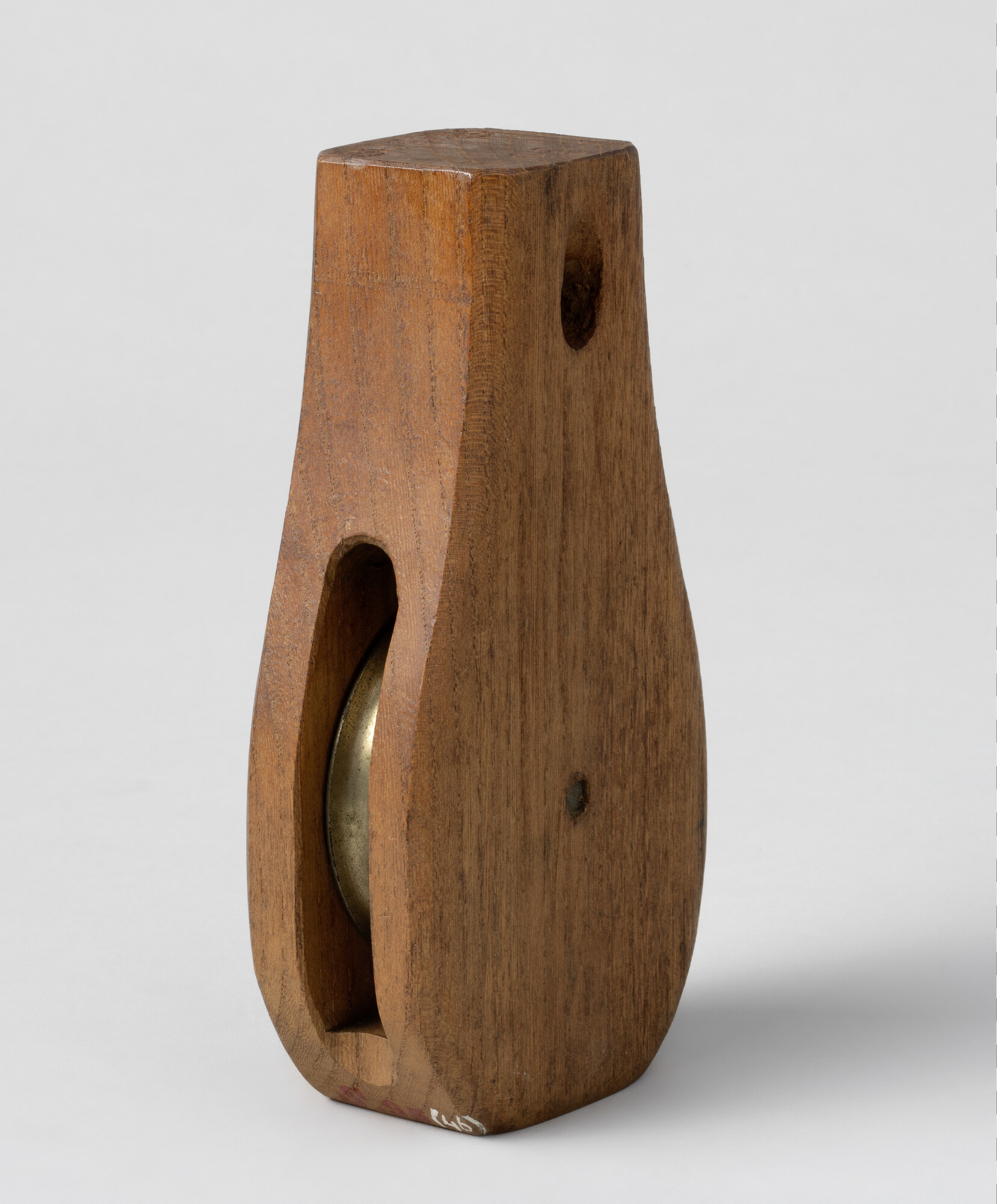 S.0095(46); Iepenhouten blok met bronzen schijf; blok