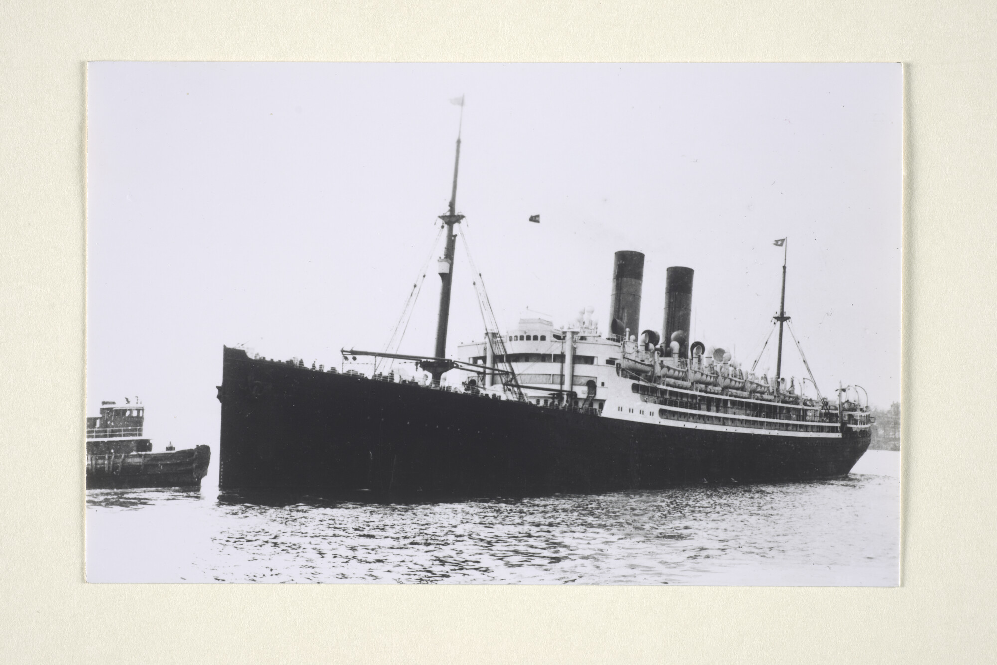 1997.1870; Het passagiersschip ss. Arabic (ex- Berlin) van de White Star Line gezien bij aankomst in New York; foto