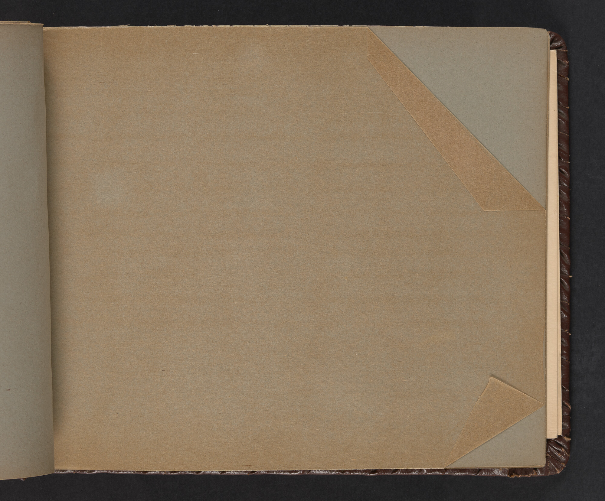 2019.0671; Fotoalbum van het echtpaar Jan van der Meer Mohr en Johanna van der Meer Mohr-van Ruler van hun reis op ms. Oranje van Tandjong Priok naar Amsterdam tussen 18 december 1953 en 7 januari 1954; fotoalbum
