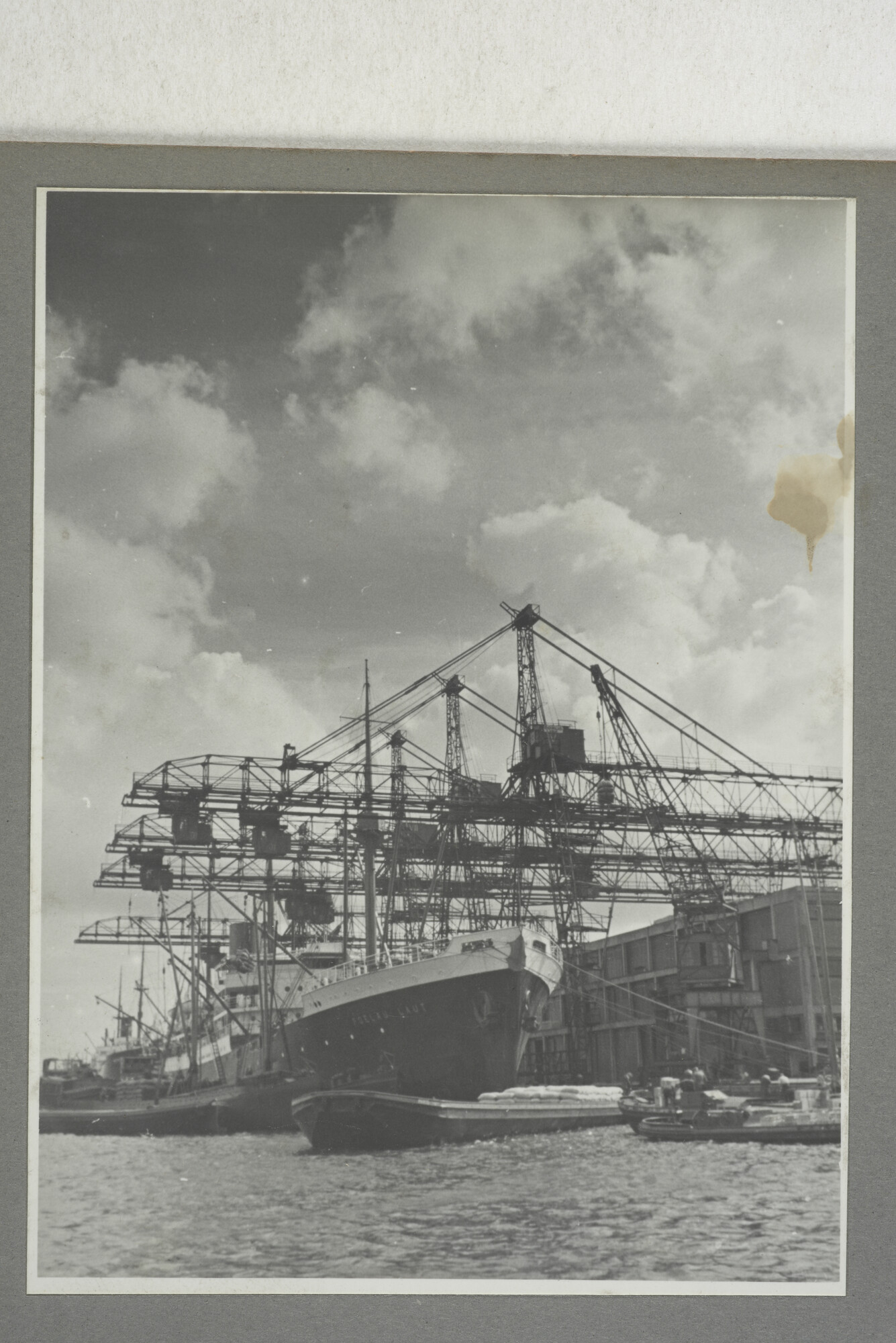 1998.2177; Omslag/ album met een grote hoeveelheid proeffoto's gemaakt door mw. A.M. Wolff-Koller in opdracht van de Gemeente Handelsinrichtingen in Amsterdam; omslag