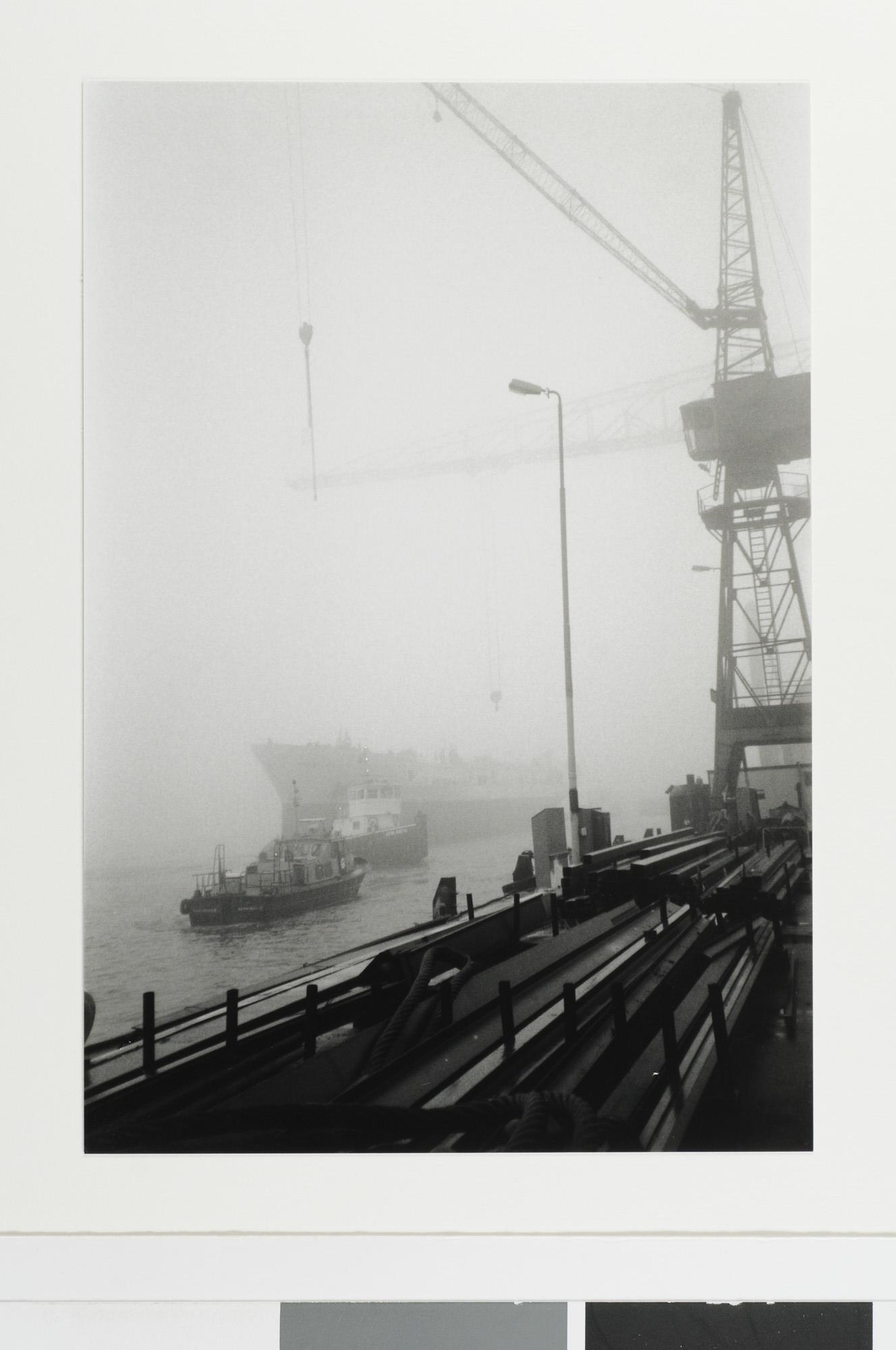 1992.1421; Fotos van de tewaterlating (in dichte mist) van het koelschip ms Oceaan [...]; fotoreportage