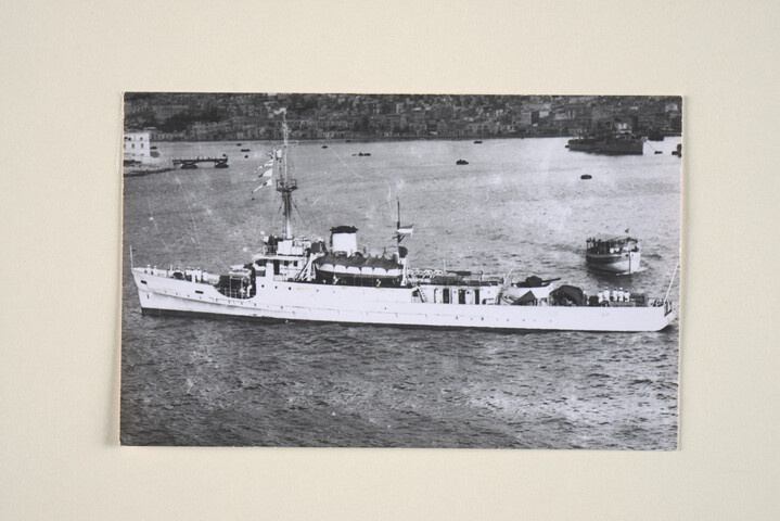 1994.6427; Aankomst van de mijnenveger Hr.Ms. 'Abraham Crijnsen' te Malta, 1951; foto