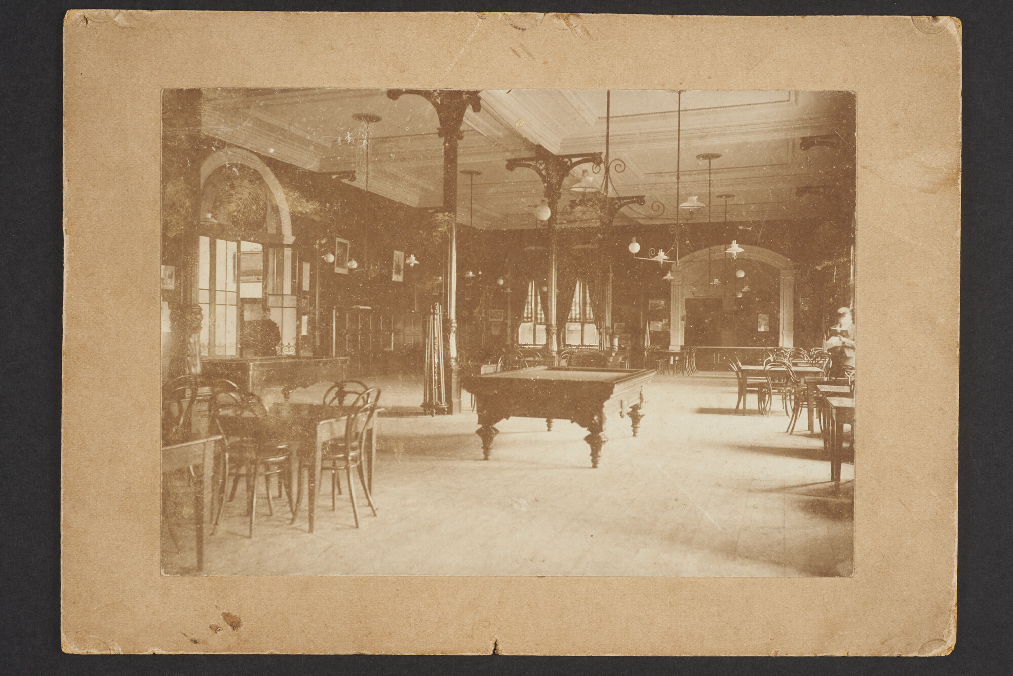 2015.0841; Kabinetfoto van de amusementszaal in het KIM; kabinetfoto
