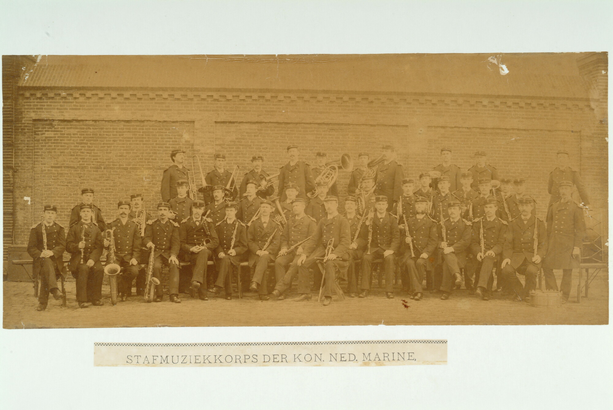 A.3033(07); Groepsportret van het (staf) muziekkorps der Koninklijke Marine; foto