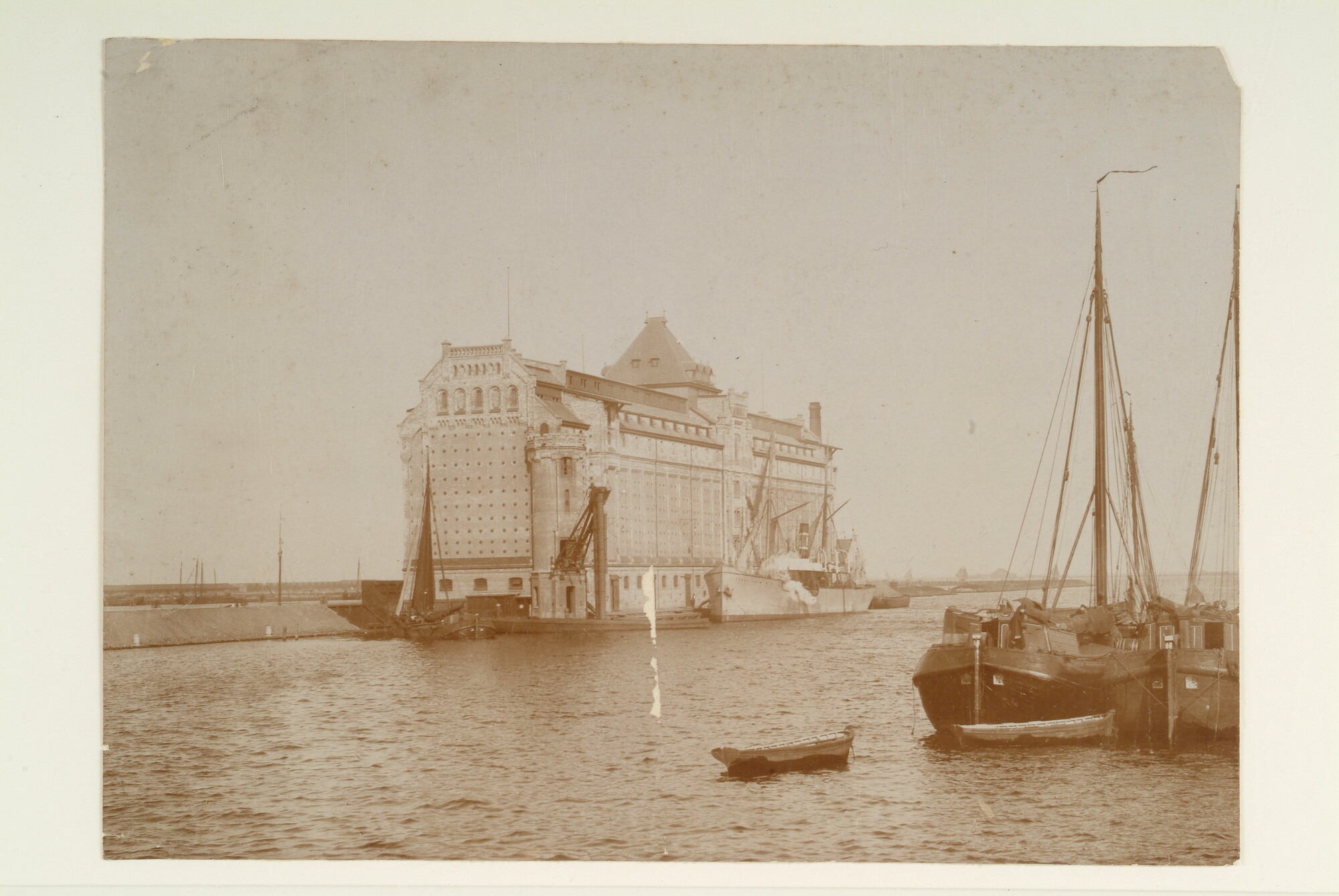 S.1156(06)121; De Graansilo aan de Westerdoksdijk te Amsterdam met het 'Tijdskland' op de voorgrond; foto