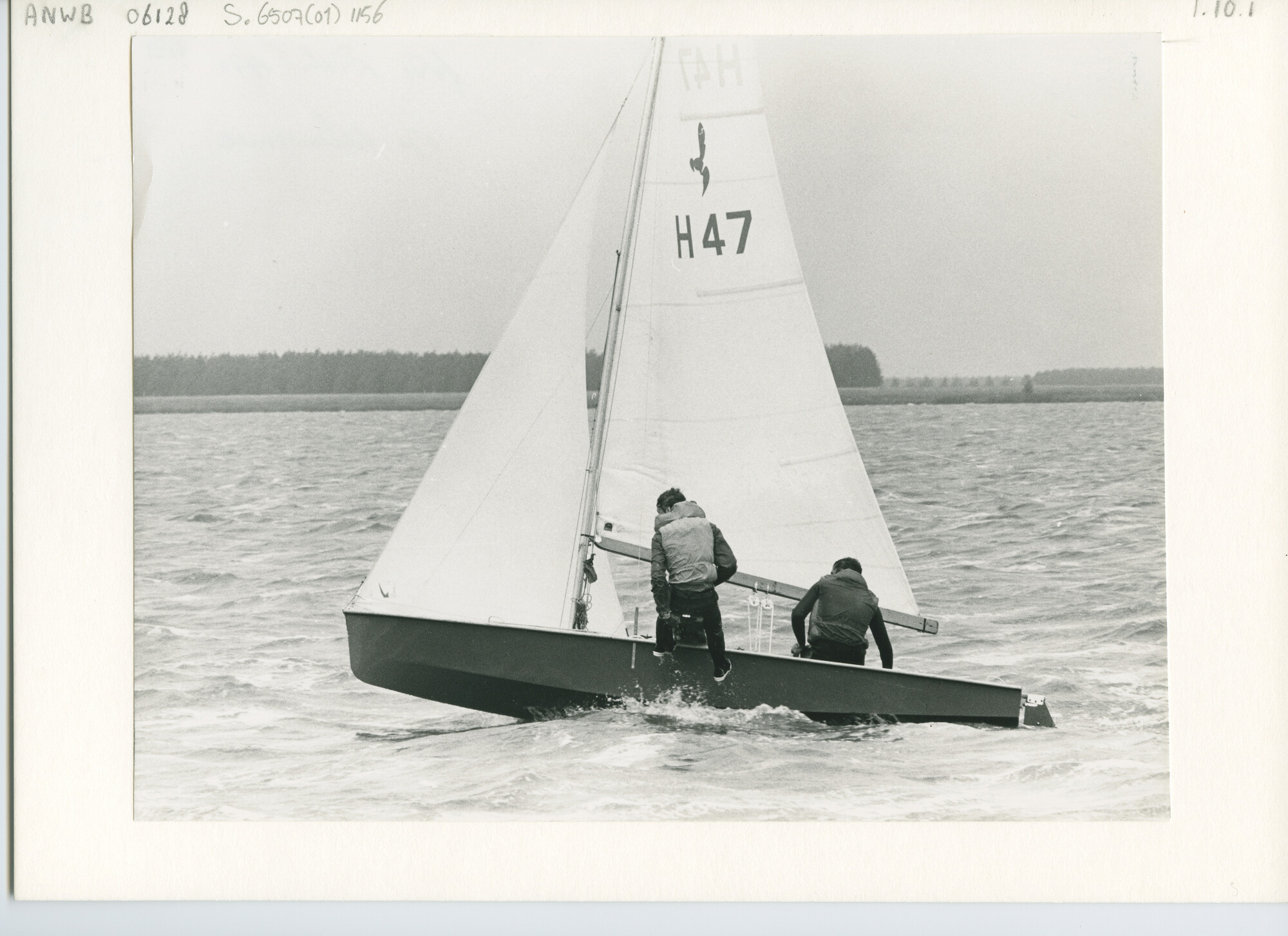 S.6507(01)1156; Hornet met zeilnummer H47; foto