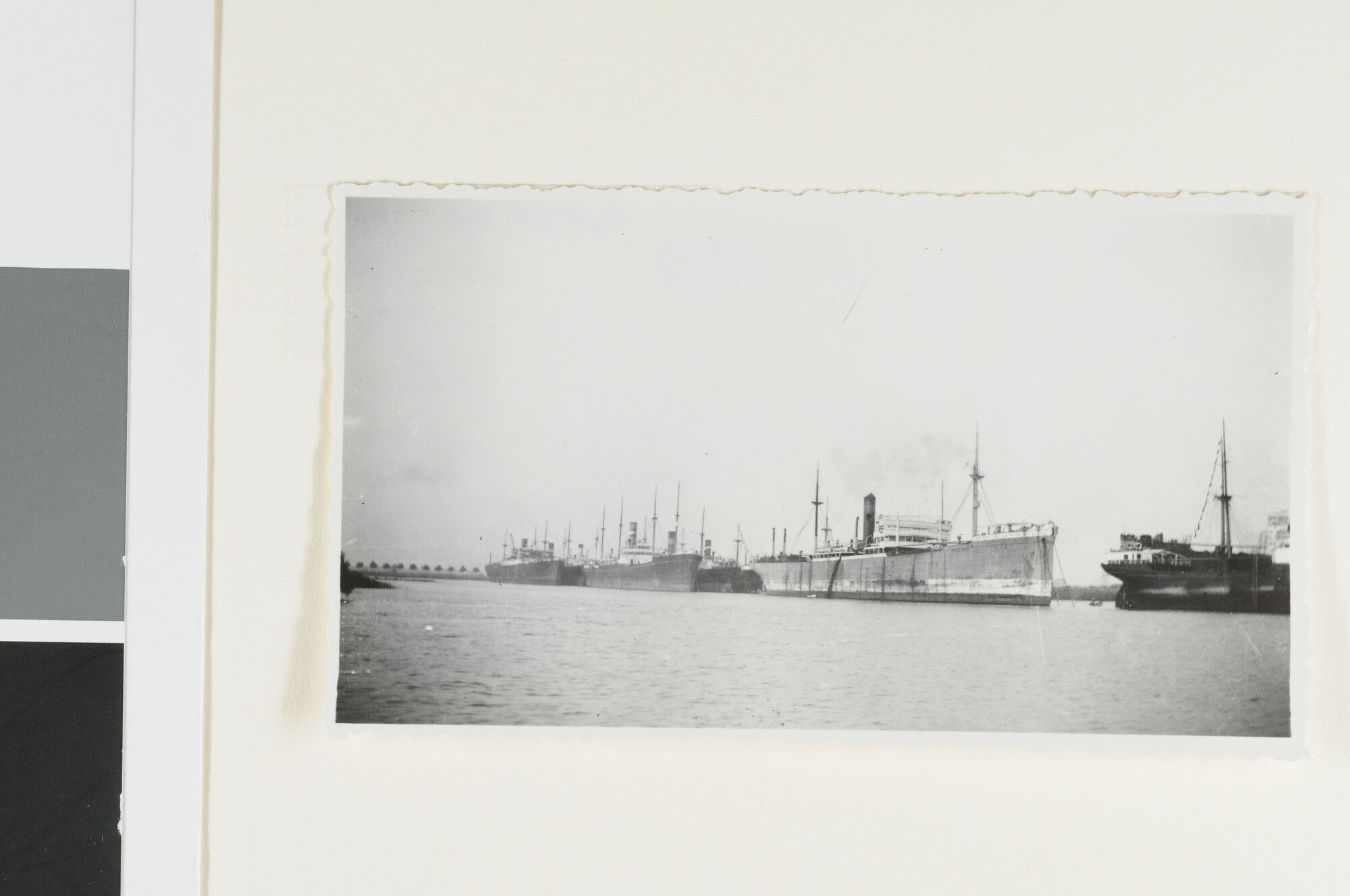 S.4380(04)463; Het vrachtschip ss. Almkerk van de VNS (VNS) opgelegd te Rotterdam; foto