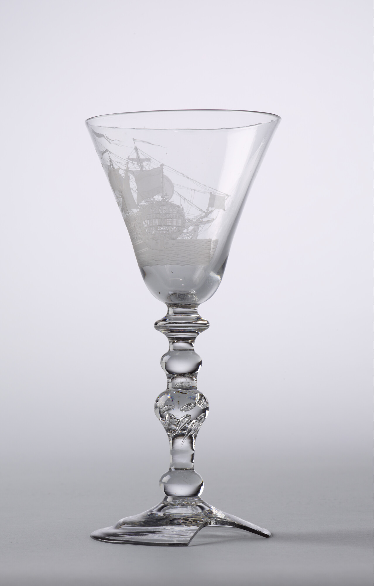 A.3476; Kelkglas met radgravure van de driemaster "Alida Maria"; drinkglas