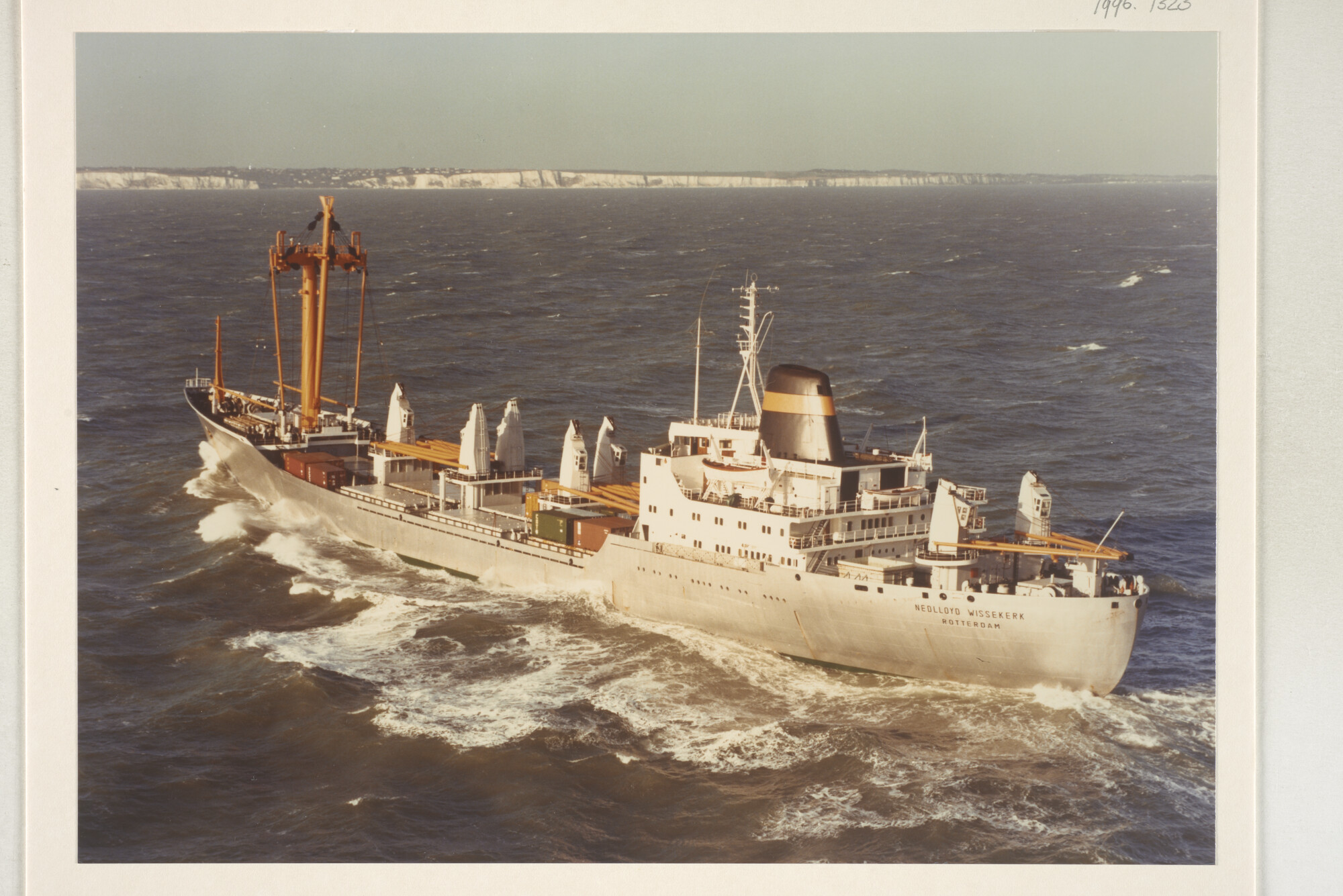 1996.1323; Een luchtfoto van het vrachtschip ms. Nedlloyd Wissekerk (ex- Wissekerk) [...]; foto