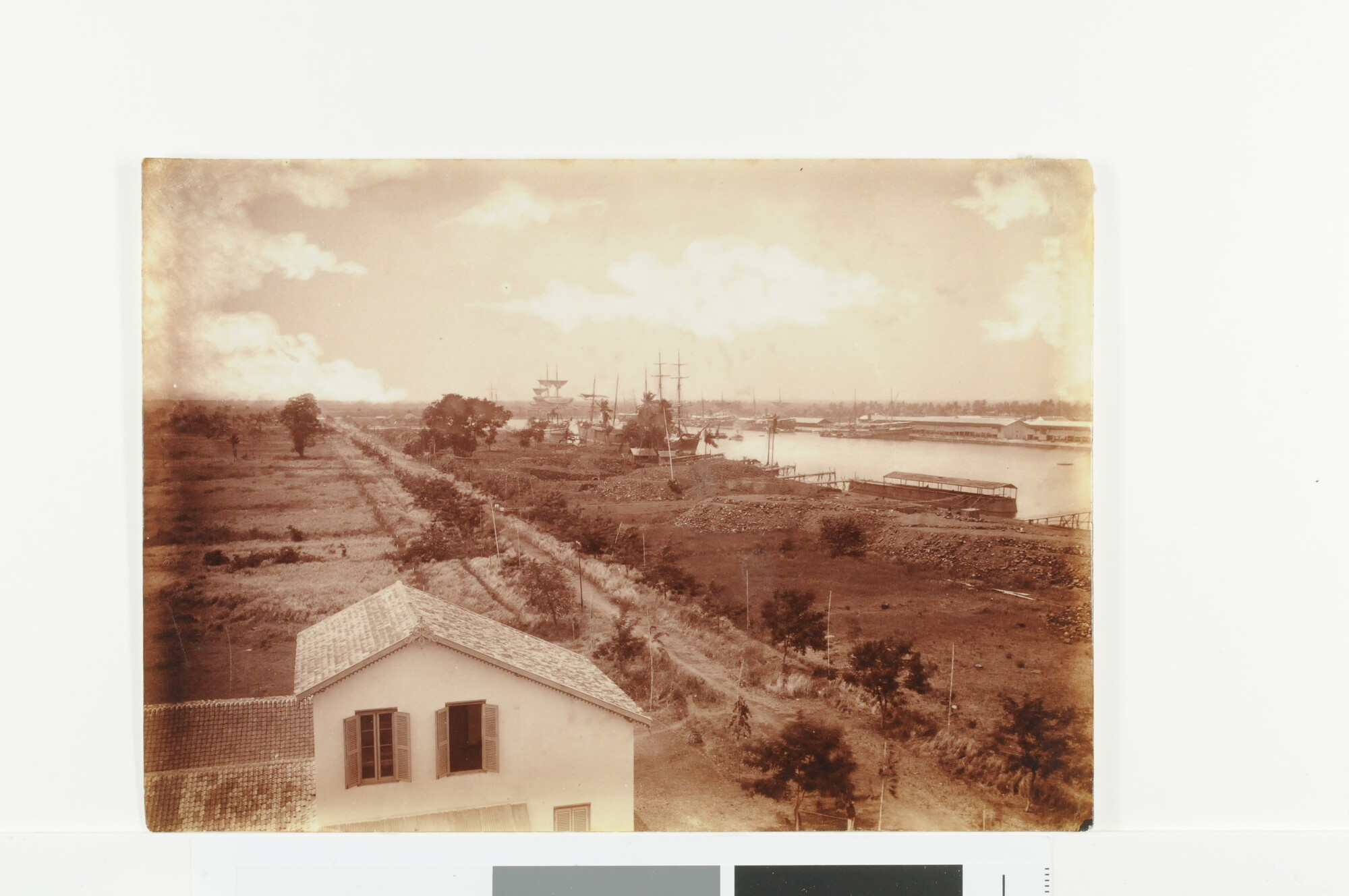 S.2609(10); Gezicht op haven van Tandjong Priok, omstreeks 1900; foto