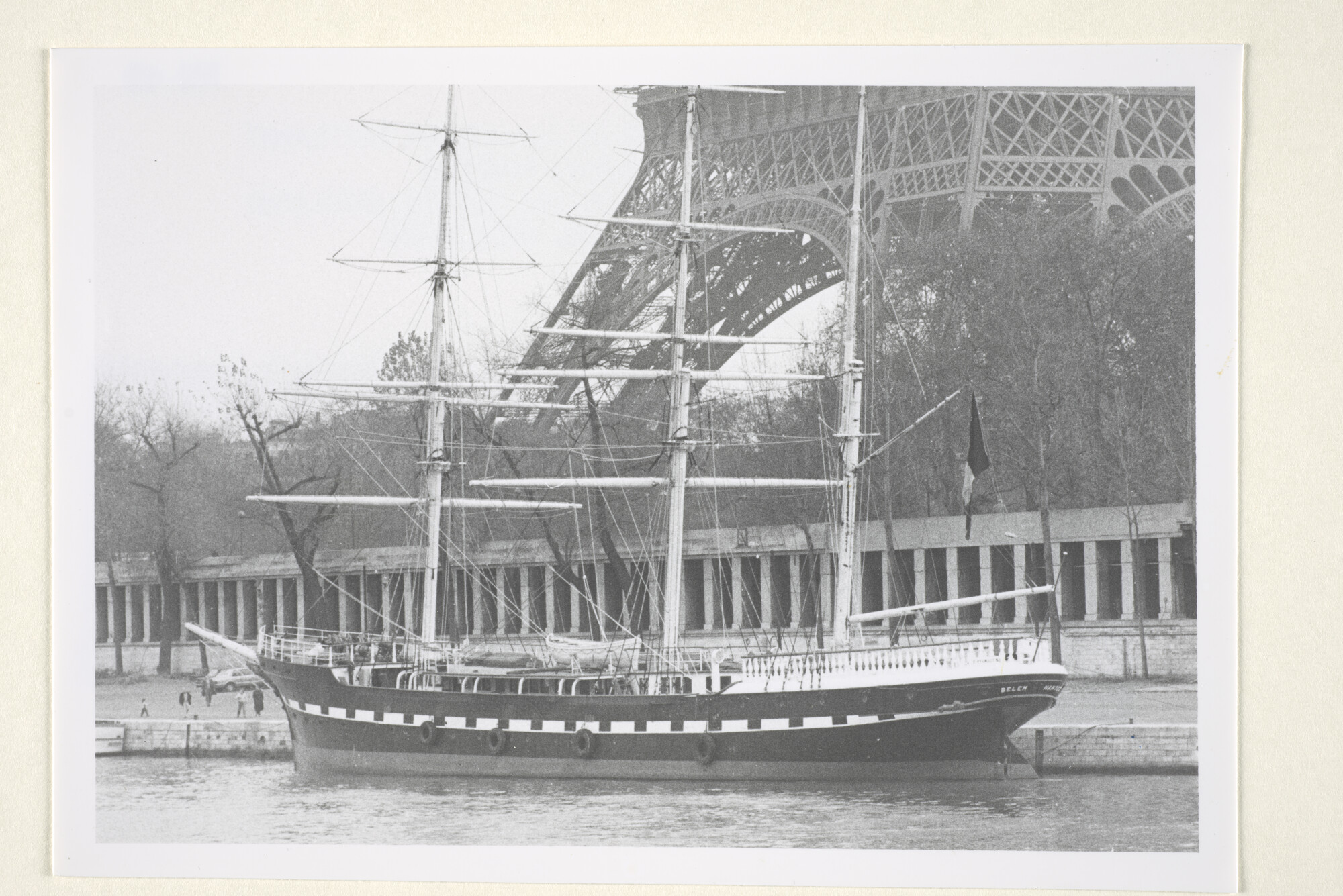 1997.4071; Het Franse zeilende schoolschip Belem ligt afgemeerd bij Port de Suffren [...]; foto