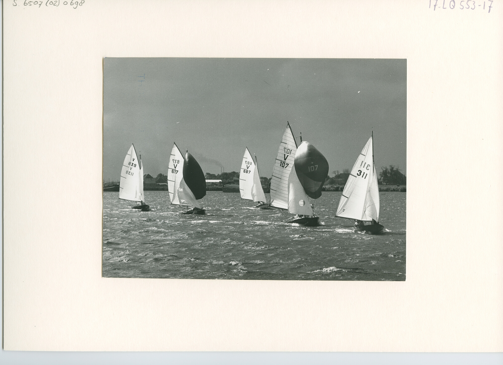 S.6507(02)0698.03; Zwart-wit foto van de Vrijheidsklasse op het Alkmaardermeer; foto