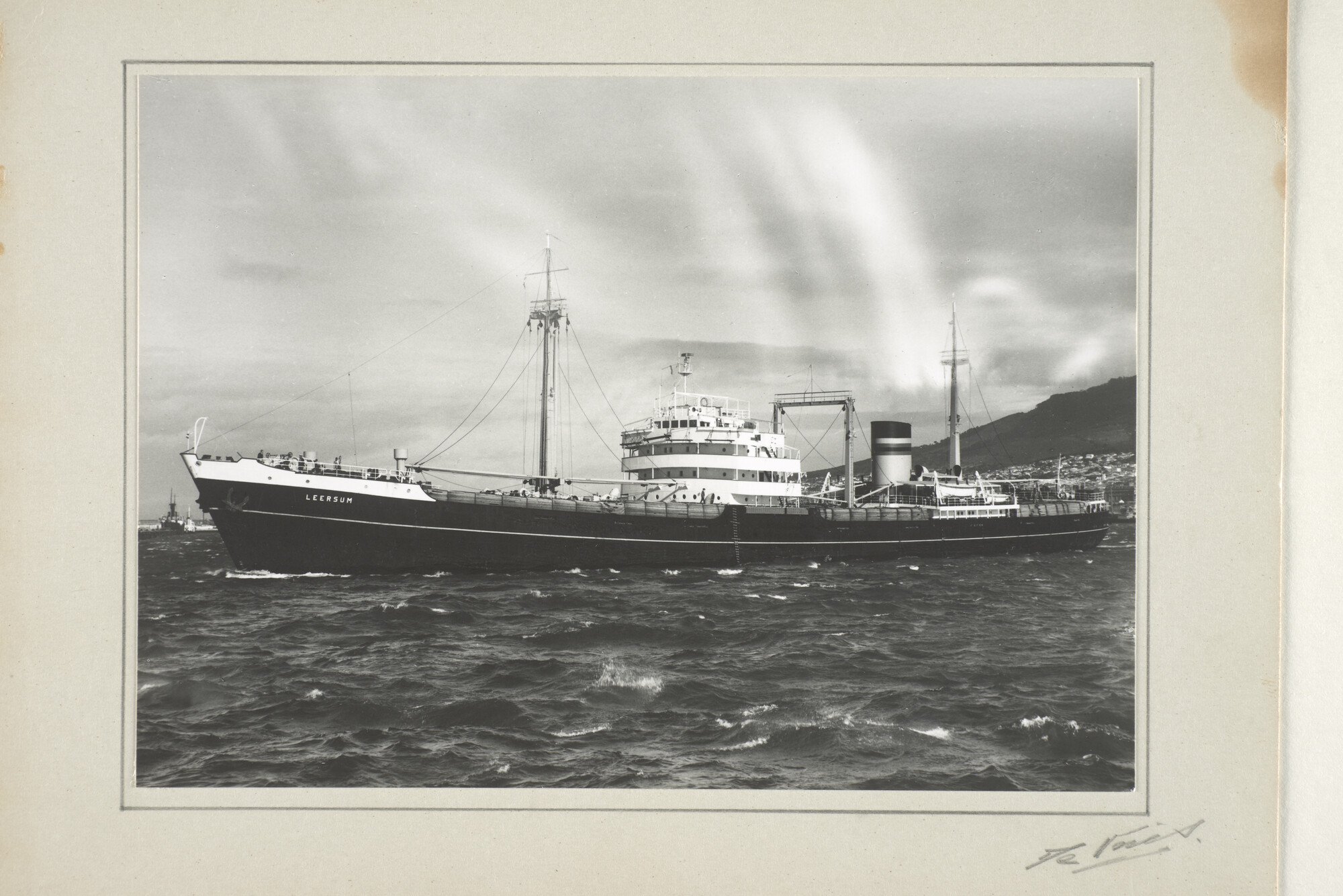 1996.0548; Het vertrek van het vrachtschip ms. Leersum van de Stoomvaart Maatschappij [...]; foto