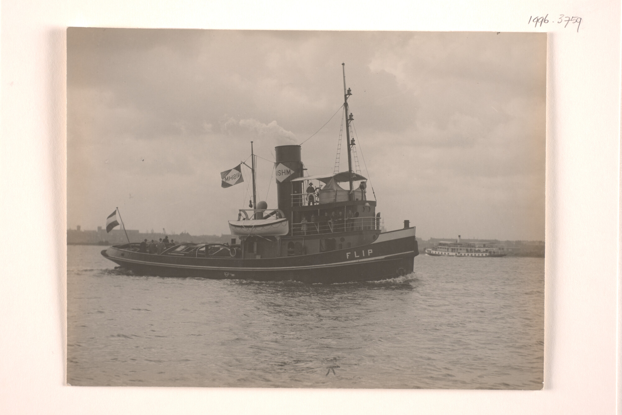 1996.3759; De haven- en zeesleepboot Flip van de N.I.S.H.M. gezien op het IJ in [...]; foto