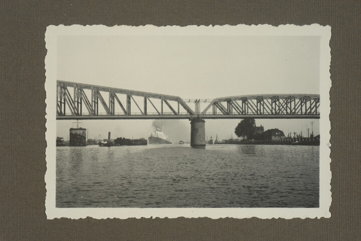 2001.1755; Omslag met vele foto's en knipsels van meest bergingsactiviteiten door Reederij v/h Gebroeders Goedkoop te Amsterdam in de periode 1929 / 1949; omslag