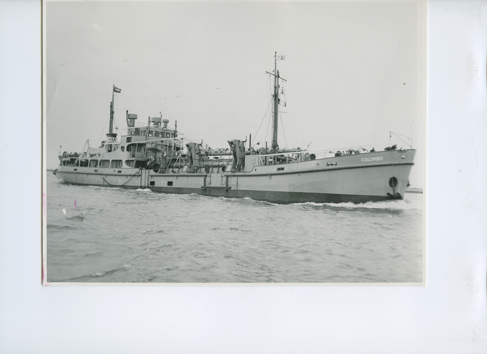 S.5621(01)0157; Foto van snijkopzuiger, tevens hopperzuiger "Colombo" gebouwd door werf Gusto, Schiedam in 1953.; foto