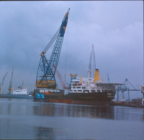 S.9100(8454); Dia van het Panamese kraanschip Pearl Marine (ex- Germinal) bij ter Haak [...]; diapositief