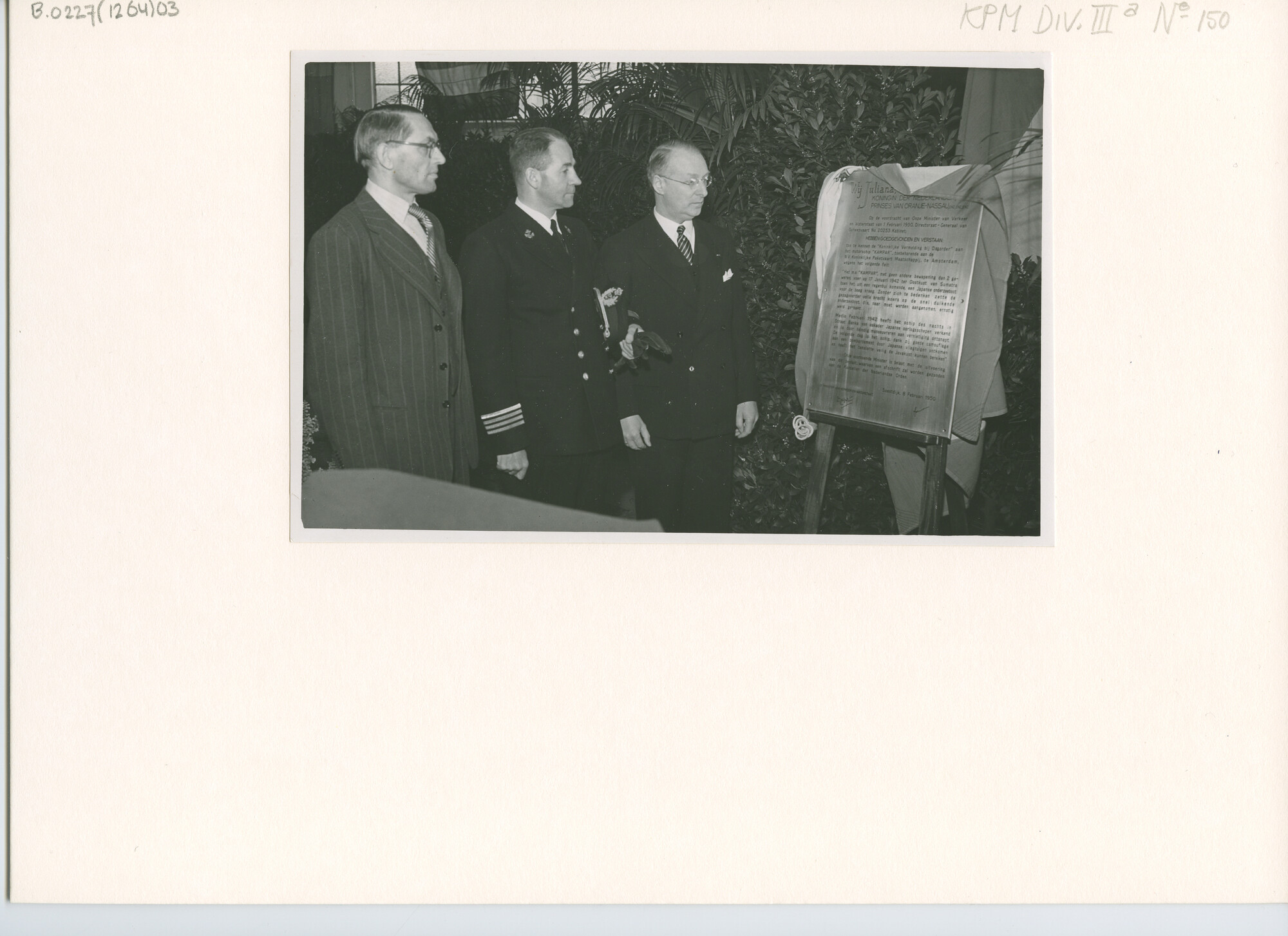 B.0227(1264)03; Foto van de onthulling van de gedenkplaat met de Koninklijke Vermelding bij Dagorder voor ms. 'Kampar' [...]; foto