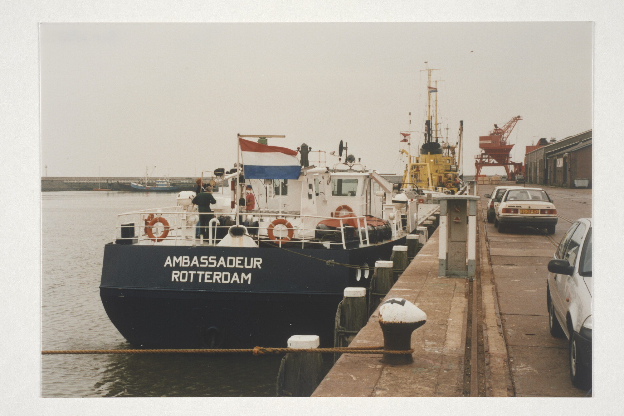 2000.0807; Kleurenfotos van de kruiplijncoaster Ambassadeur uit Rotterdam afgemeerd [...]; fotoreportage