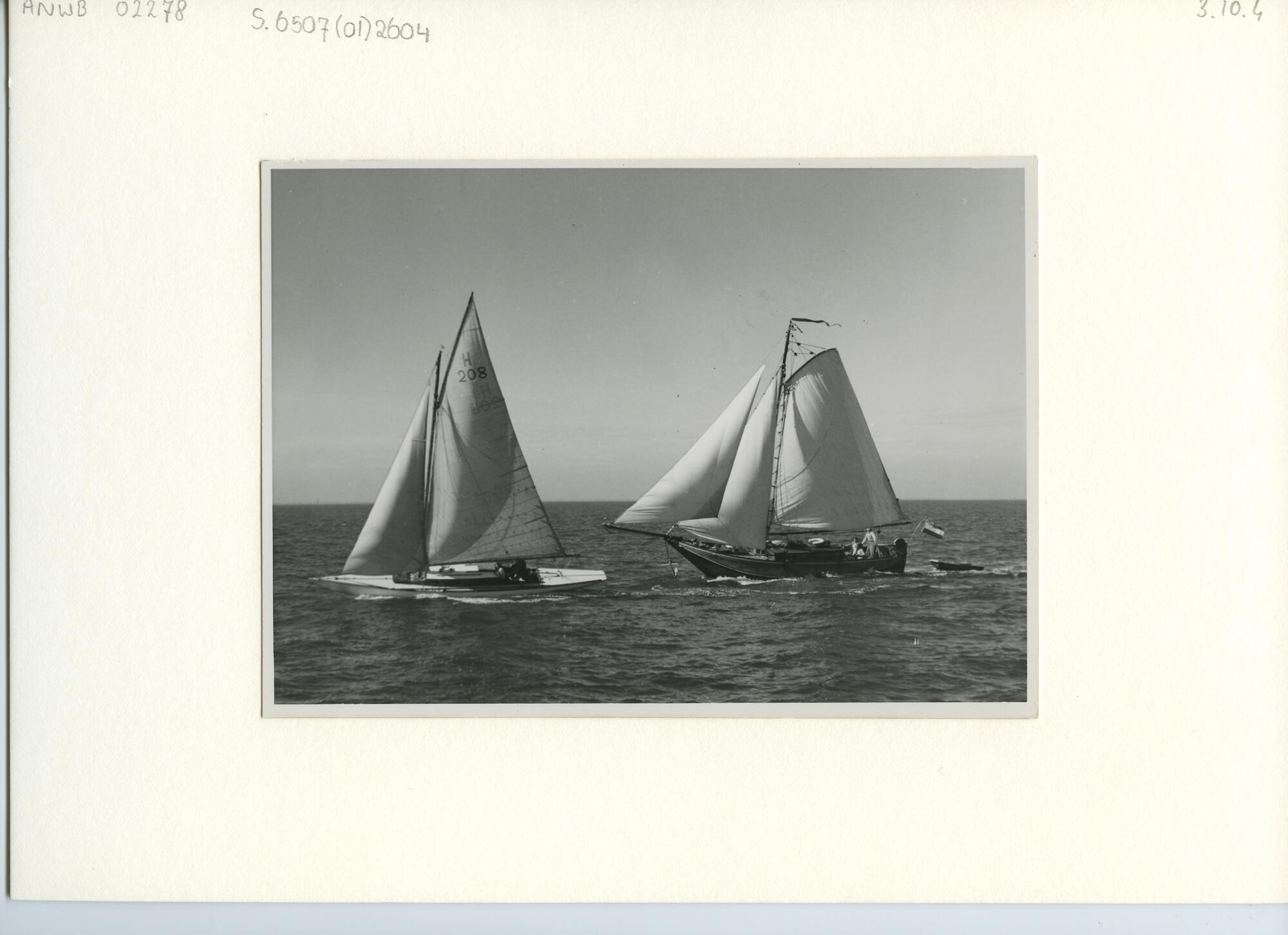 S.6507(01)2604; Het R.O.R.C. (Nederland) gaffel zeiljacht zeilnummer H 208 zeilt op zee met daarachter een hoogaars onder kluiver, fok en grootzeil; foto