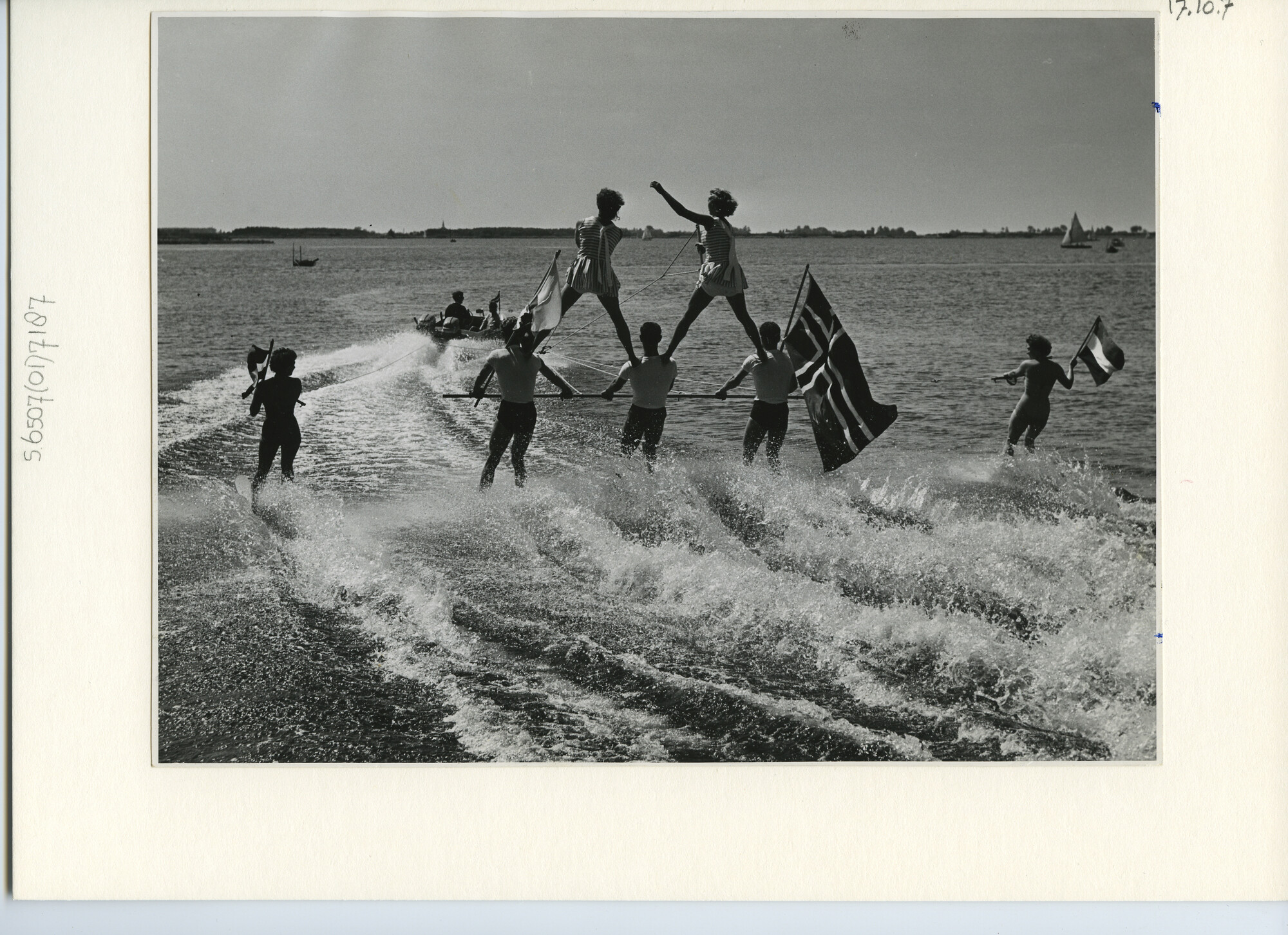 S.6507(01)7187; Foto van waterskiërs tijdens vlaggenparade op het Braassemermeer; foto