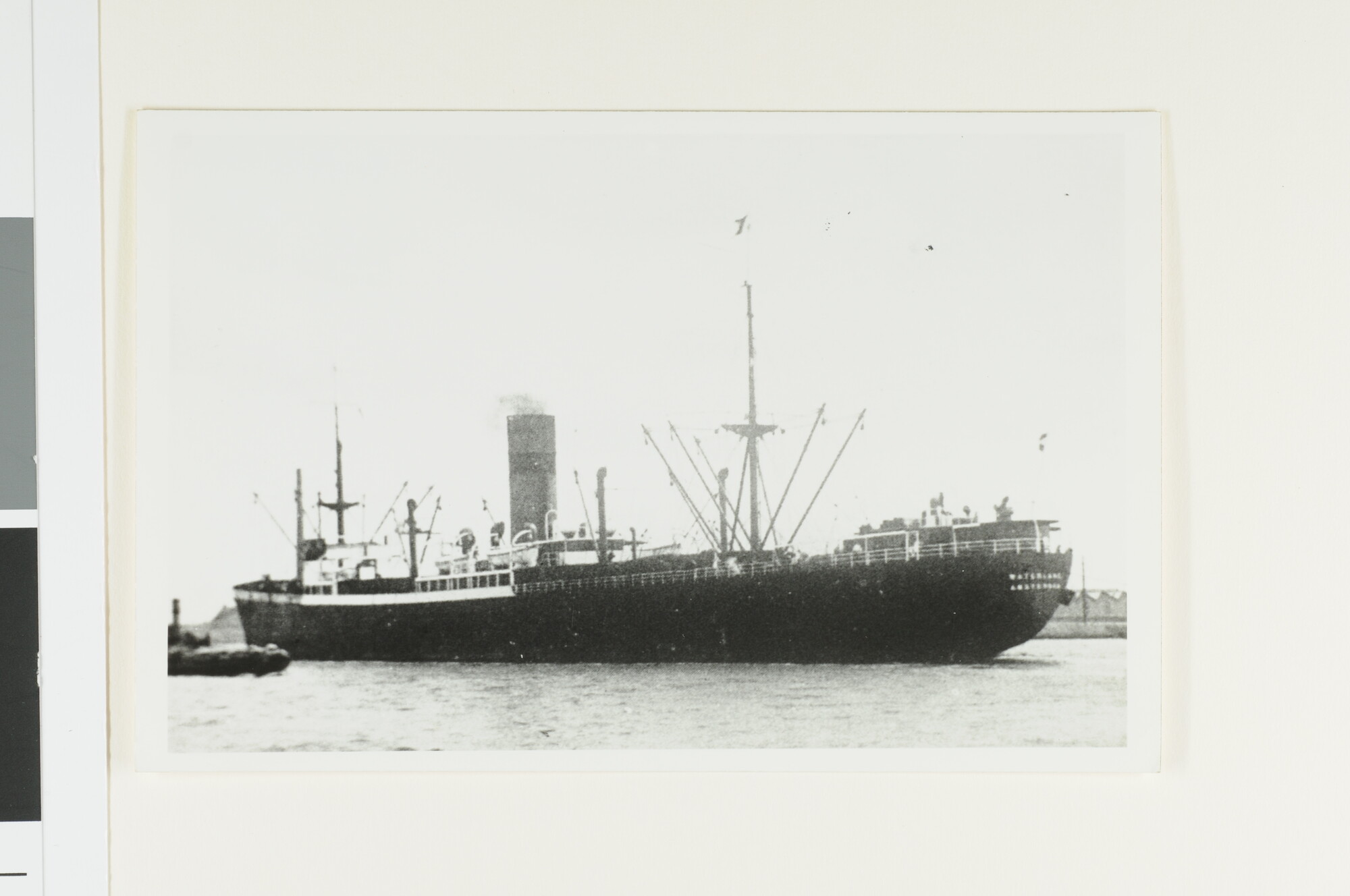 A.4252(11); Het vrachtschip ss. 'Waterland' van de Koninklijke Hollandsche Lloyd gezien op het Noordzeekanaal (Achteraanzicht); foto
