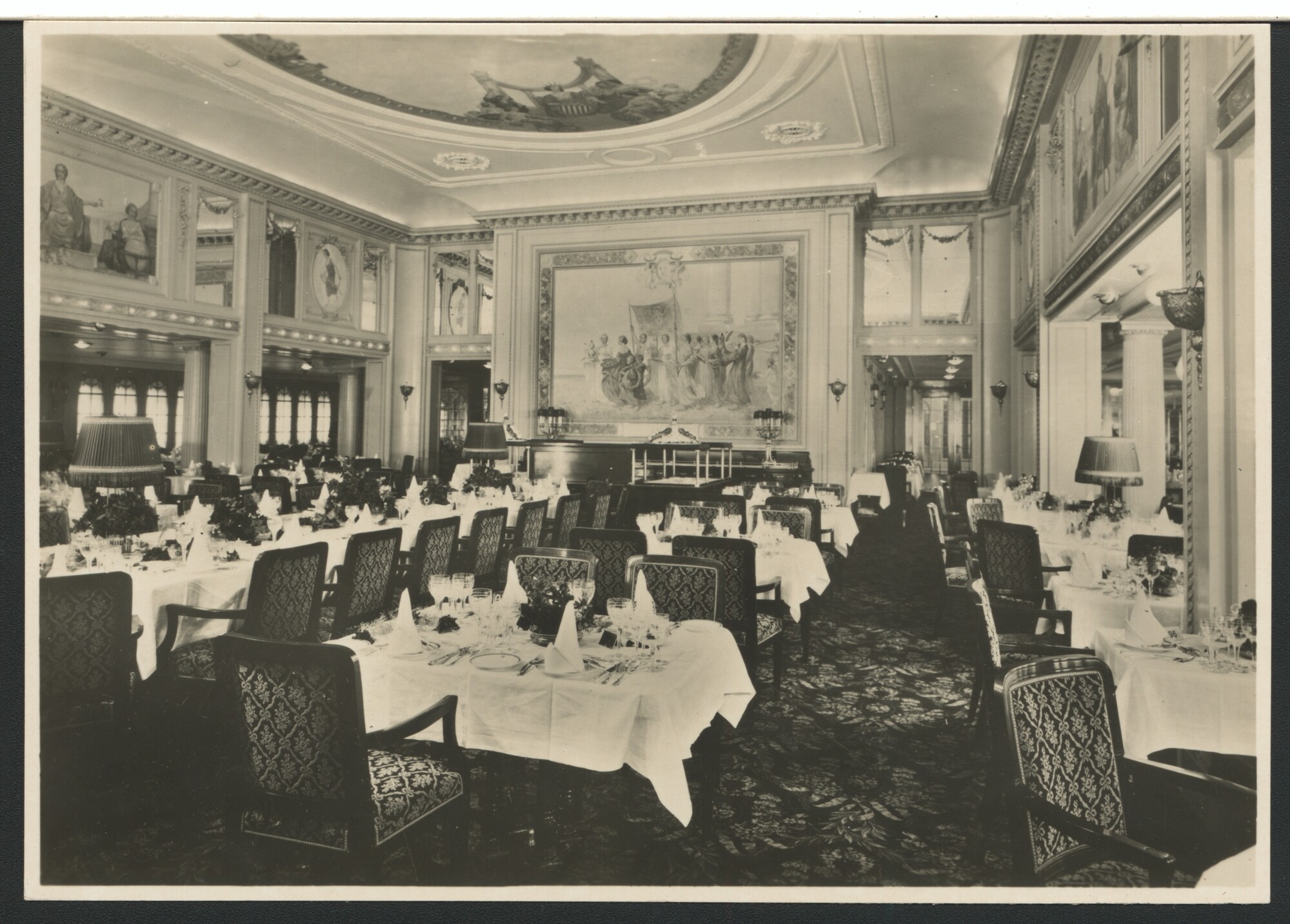 A.5779(74); Dertien foto's van het luxueuze interieur van het passagiersschip ss. "Statendam"; prentbriefkaart-serie