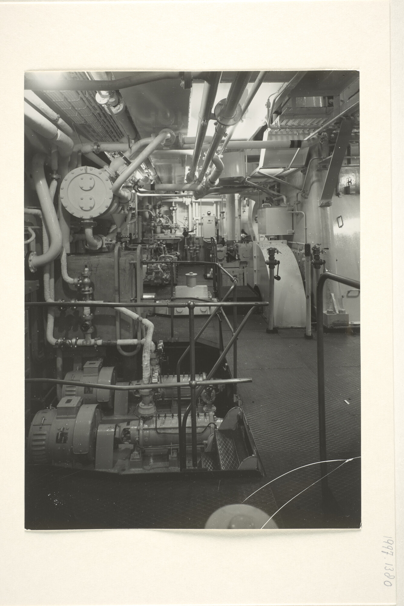 1997.1380; Foto's van de machinekamer van het vracht-passagiersschip ms. Tjiwangi van de KJCPL; fotoreportage