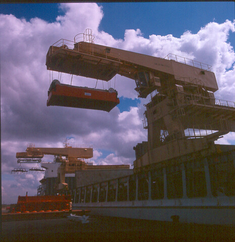 S.9100(8390); Dia van de Zweedse bulkcarrier Alida Ghorton bij de Combi Terminal in [...]; diapositief
