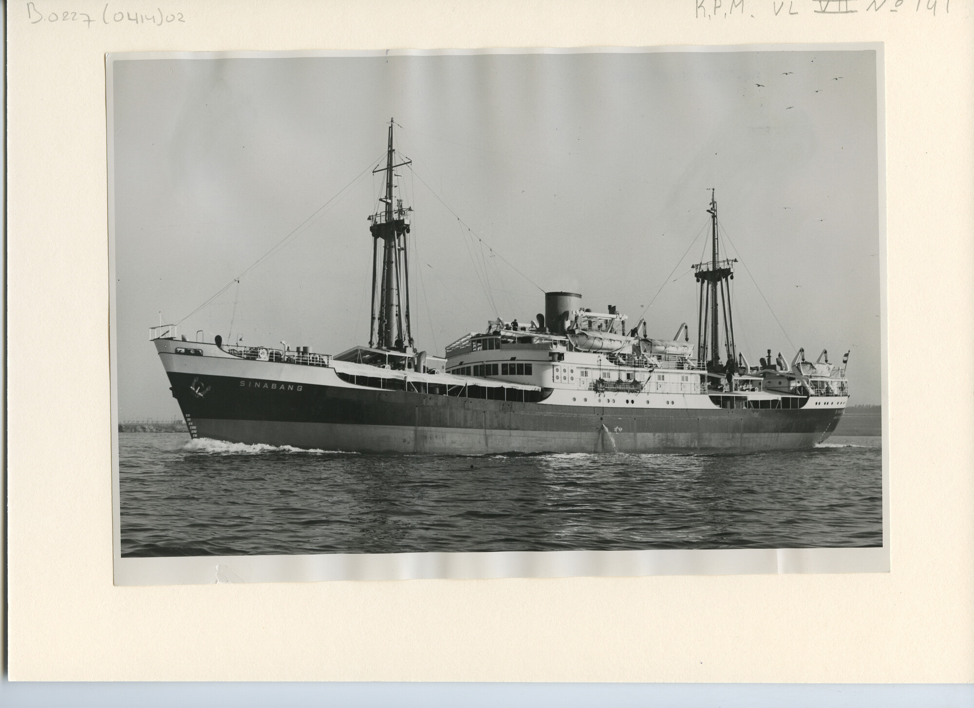 B.0227(0414)02; Foto van ms. Sinabang op weg naar zee voor de proefvaart; foto