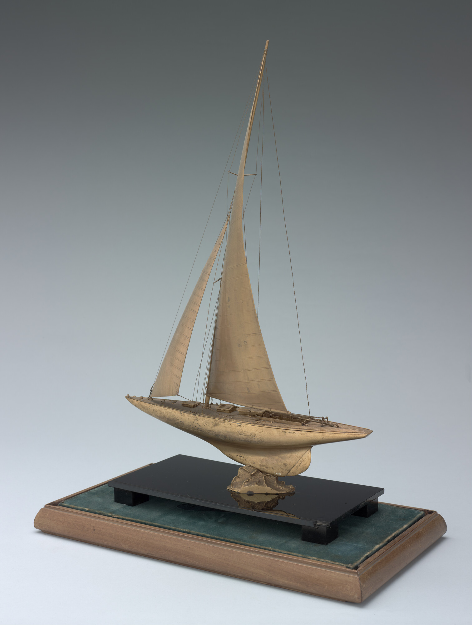 S.4091; Bronzen model van het 8-meterjacht Hollandia; scheepsmodel