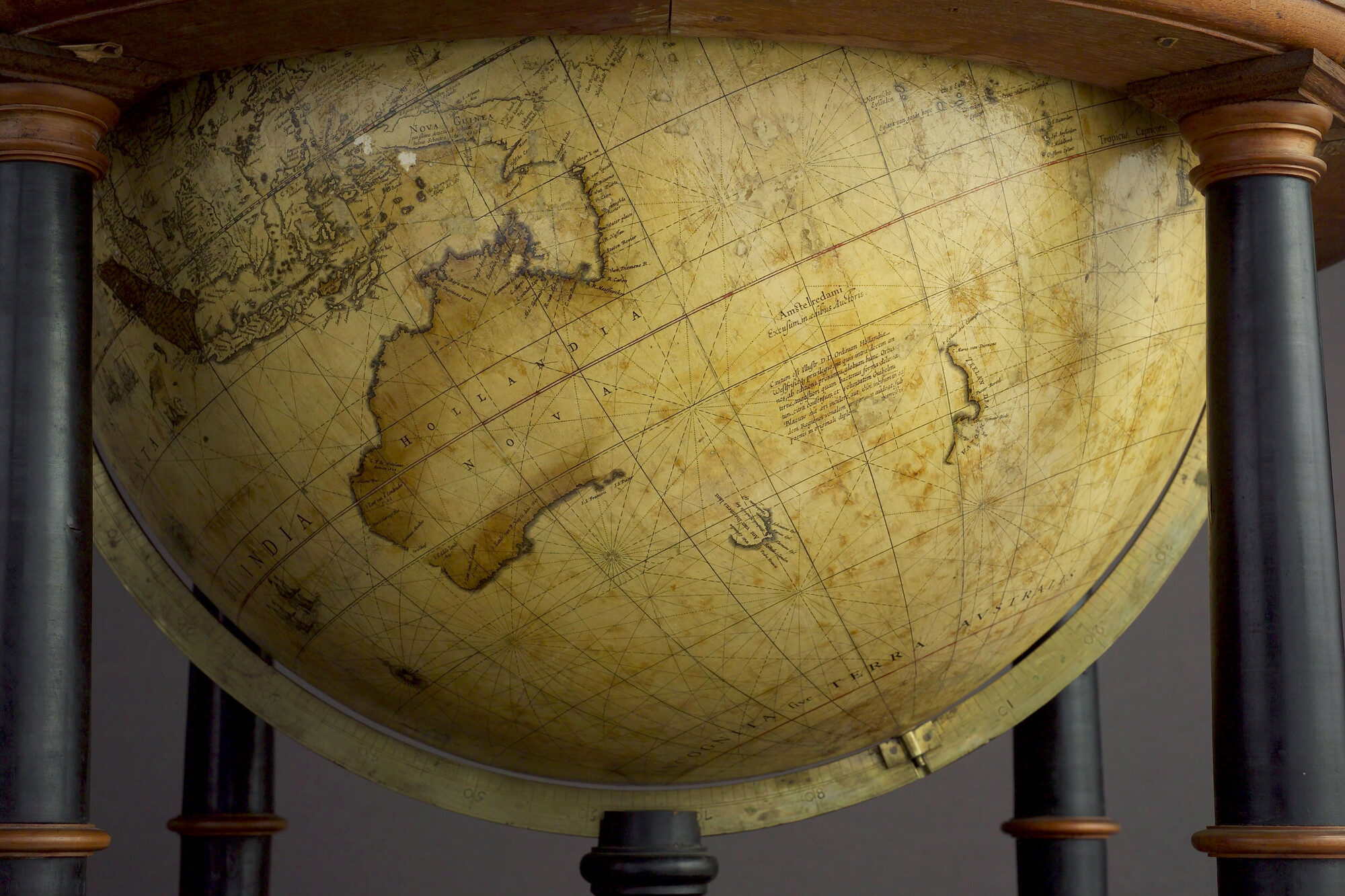 A.1224(01); Aardglobe van 68 cm. in doorsnede door Willem Jansz. Blaeu, 1645-1648; globe
