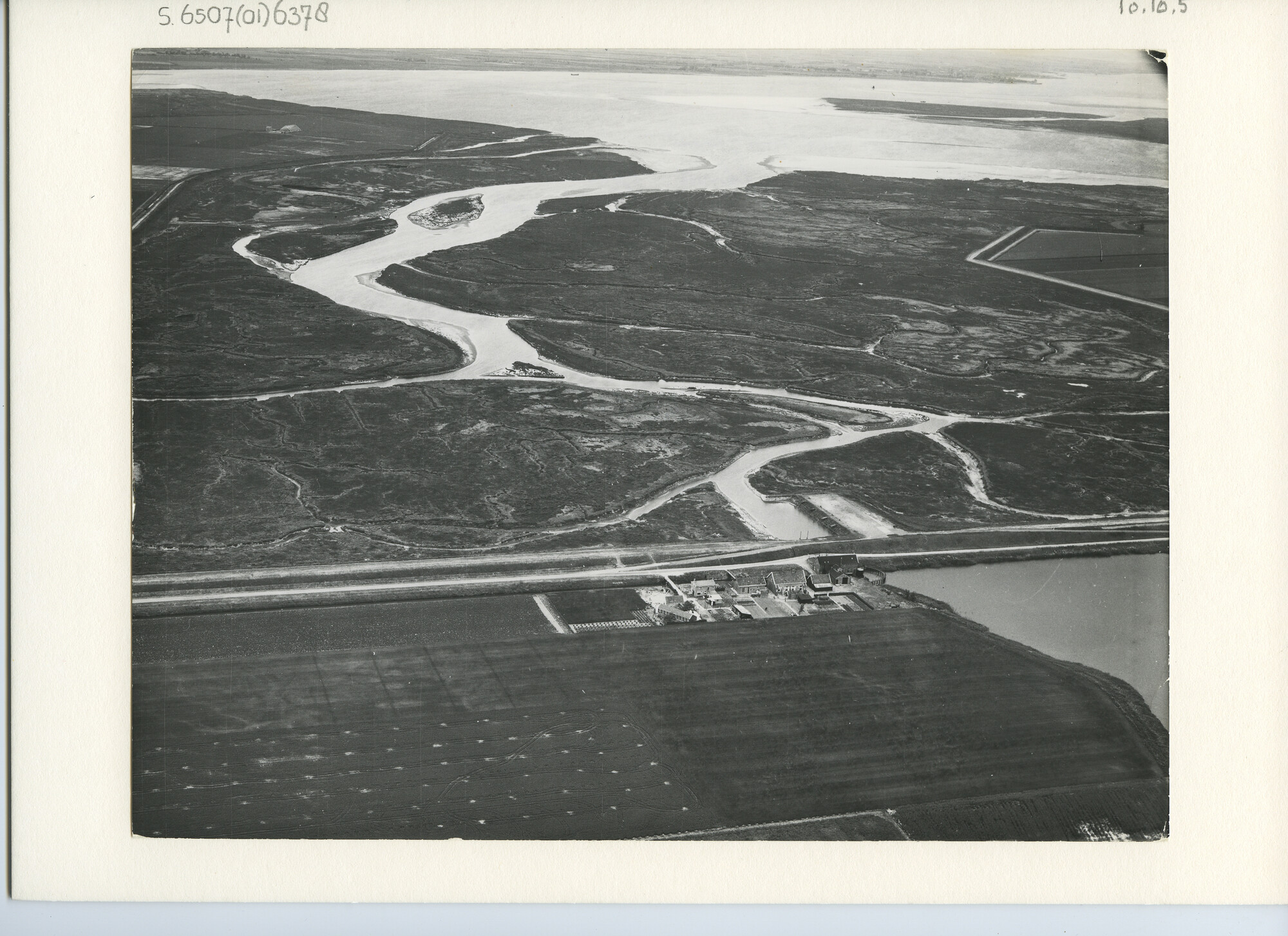S.6507(01)6378; Luchtfoto van Veerse Meer bij gemaal De Piet; foto