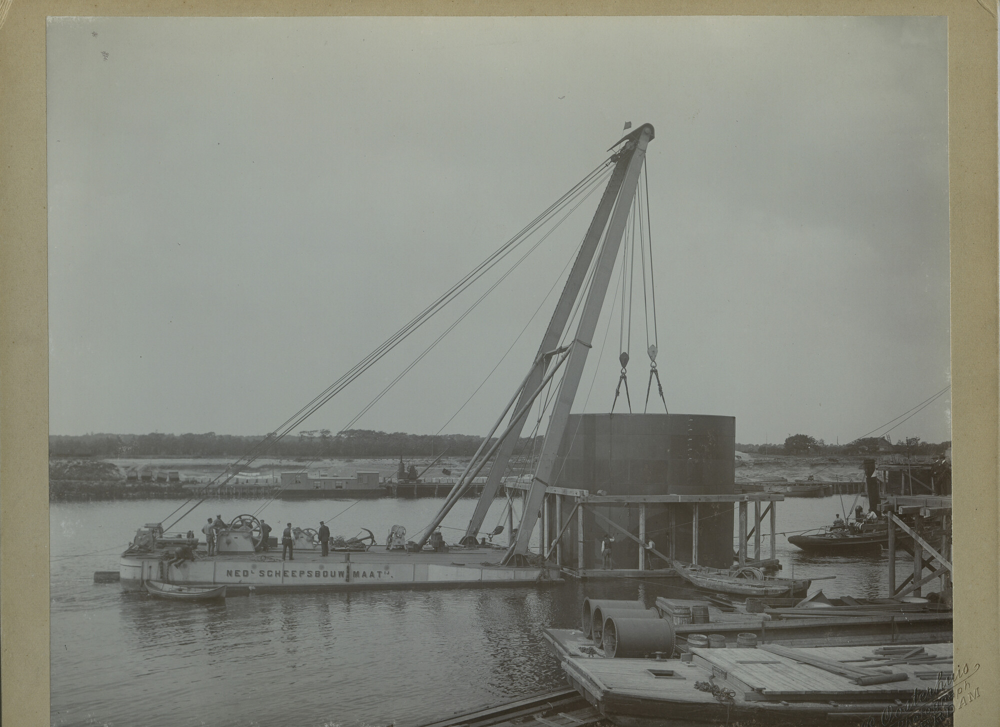 S.5444(0127)4; Foto van de caissons gebouwd door de NSM in opdracht van M.J. van Hattum te Sliedrecht; foto