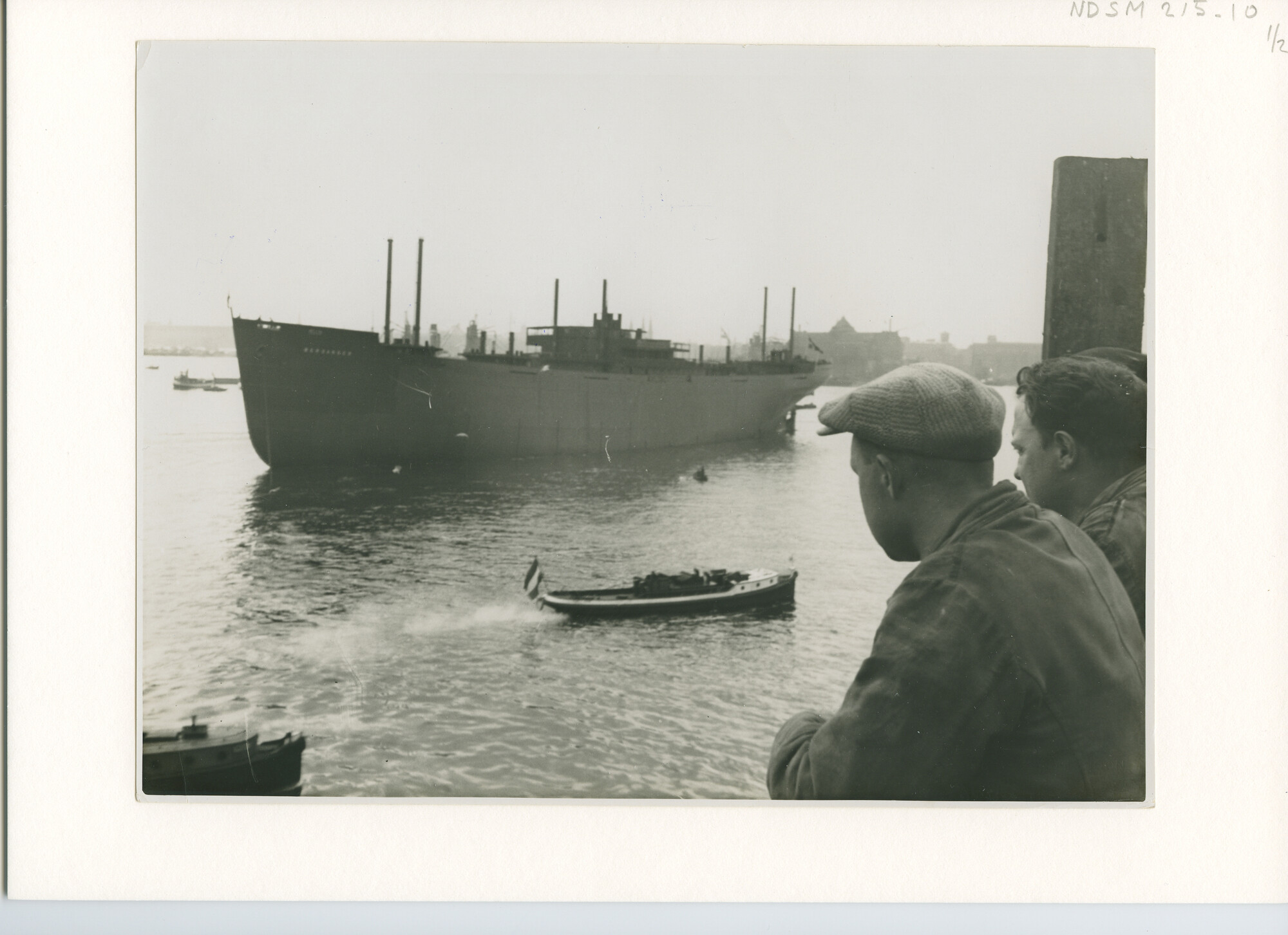 S.5444(0929)2; Foto van de tewaterlating van het Noorse vrachtschip ms. Berganger ; foto
