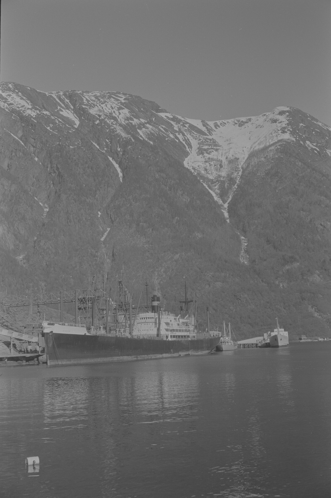 2015.1429; Negatief van ss. Riouw in een haven in een fjord in Noorwegen; negatief