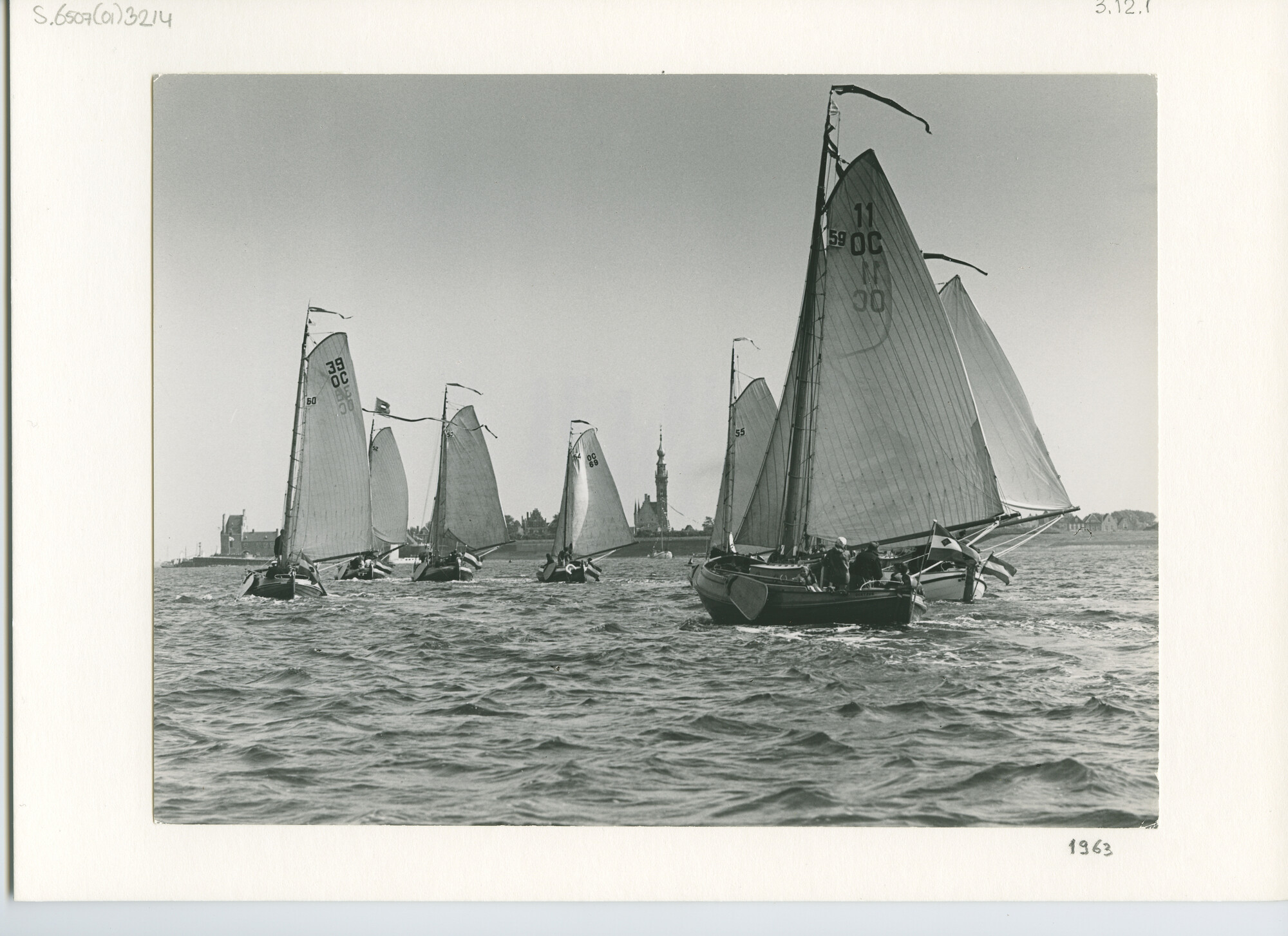 S.6507(01)3214; Voor de wind zeilende ronde en platbodemjachten van achteren gezien tijdens het admiraalzeilen bij Veere; foto