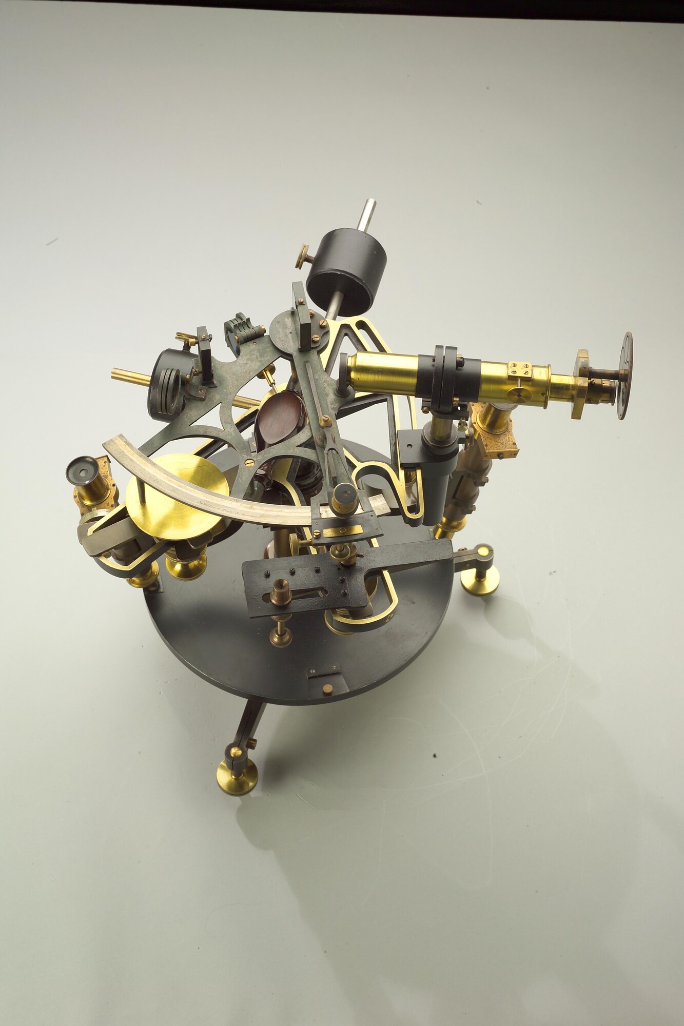 RB.0748(25); Collimator voor de keur van sextanten, met bijbehorende tafel; collimator