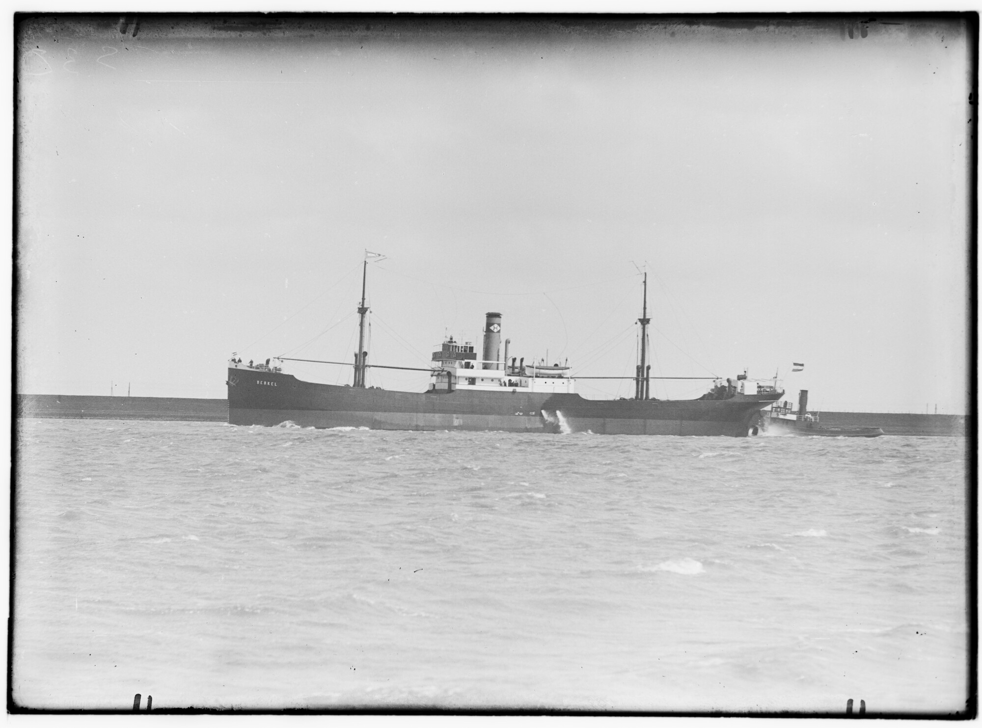 2018.1000; Glasnegatief van het vrachtschip Berkel (Nederlands, 1930); glasnegatief