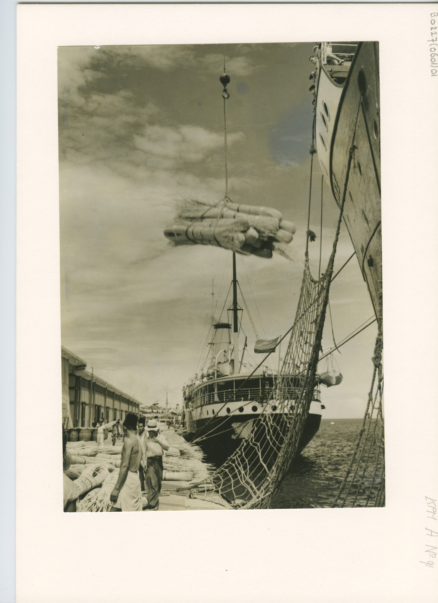 B.0227(0601)01; Foto van KPM-schepen aan de kade te Makassar [...]; foto
